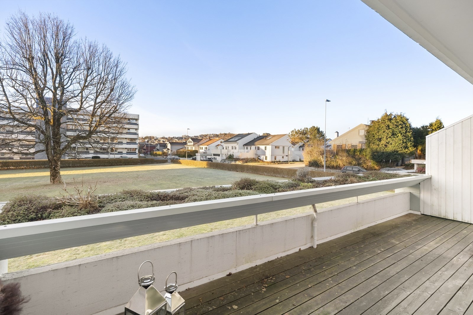 Sørvendt balkong med med bed for ønsket beplantning Galleribilde