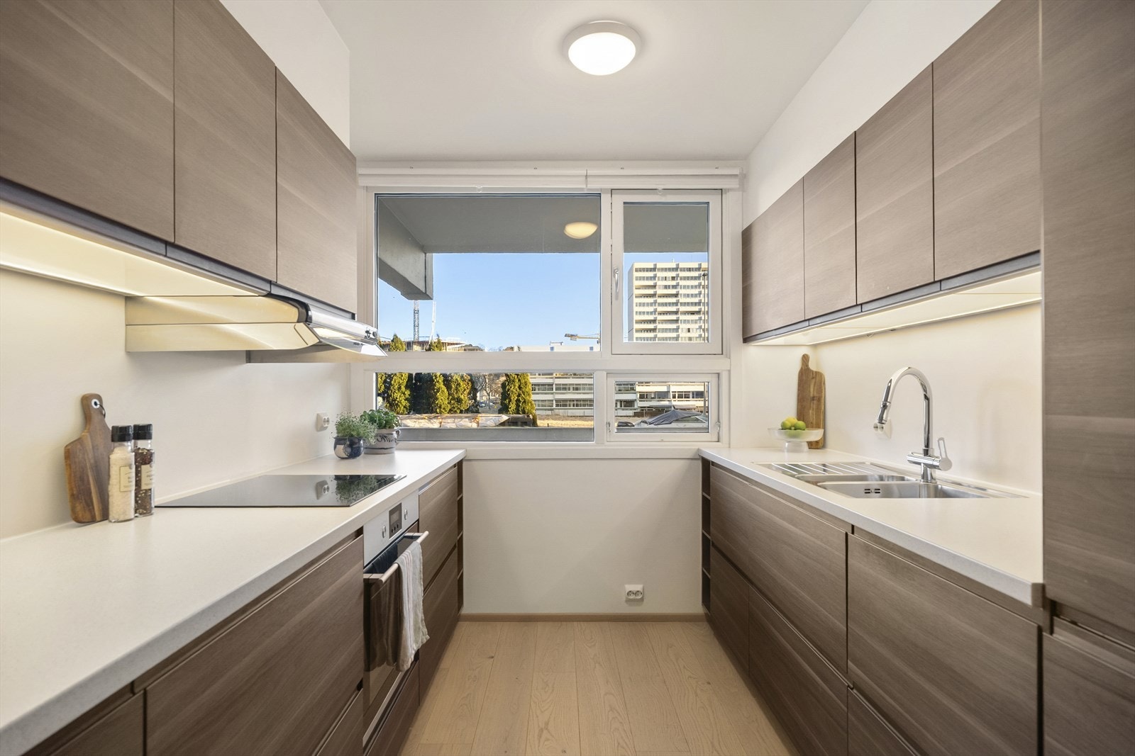 Pen og praktisk kjøkkeninnredning Galleribilde