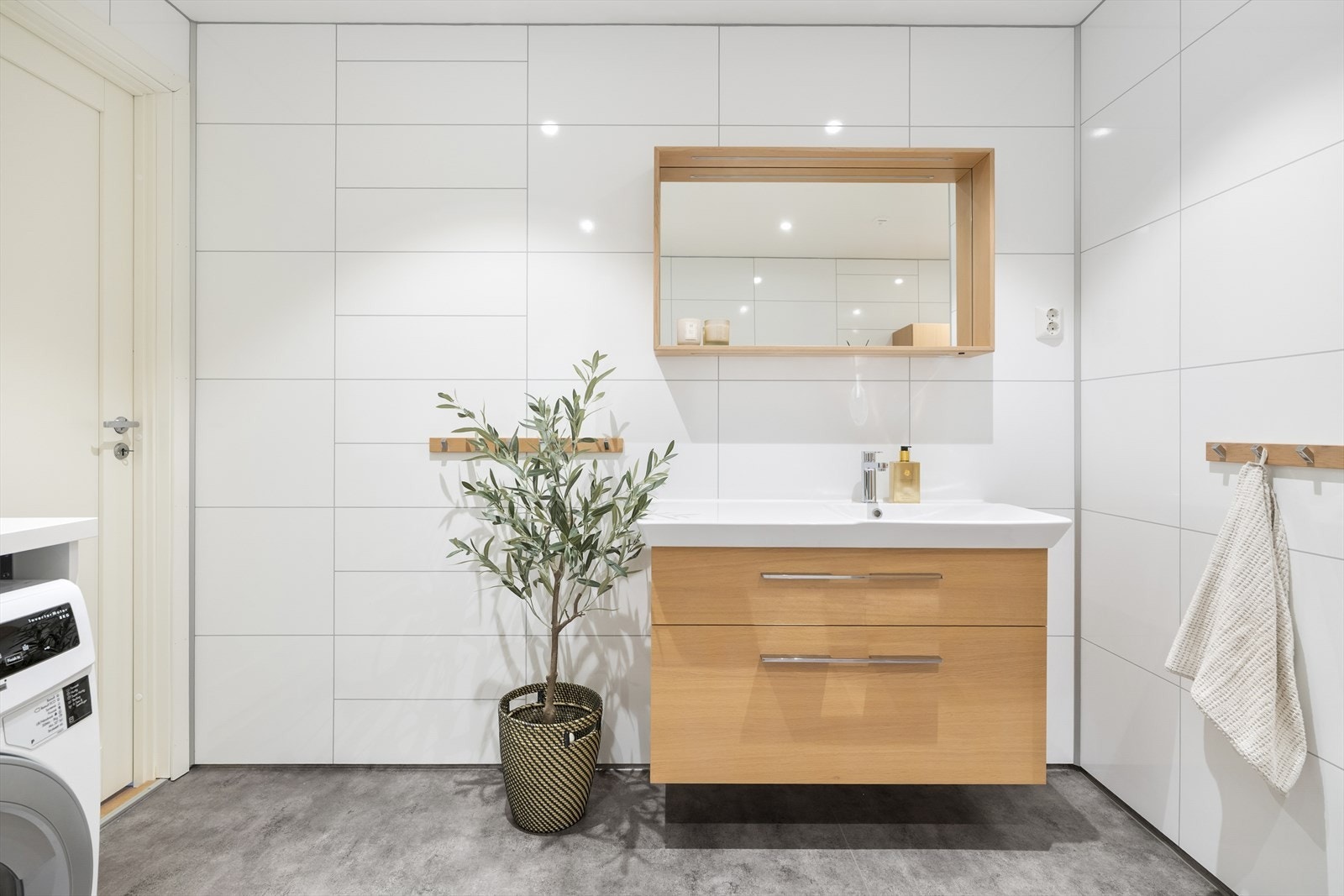 Servantmøbel med god oppbevaring Galleribilde