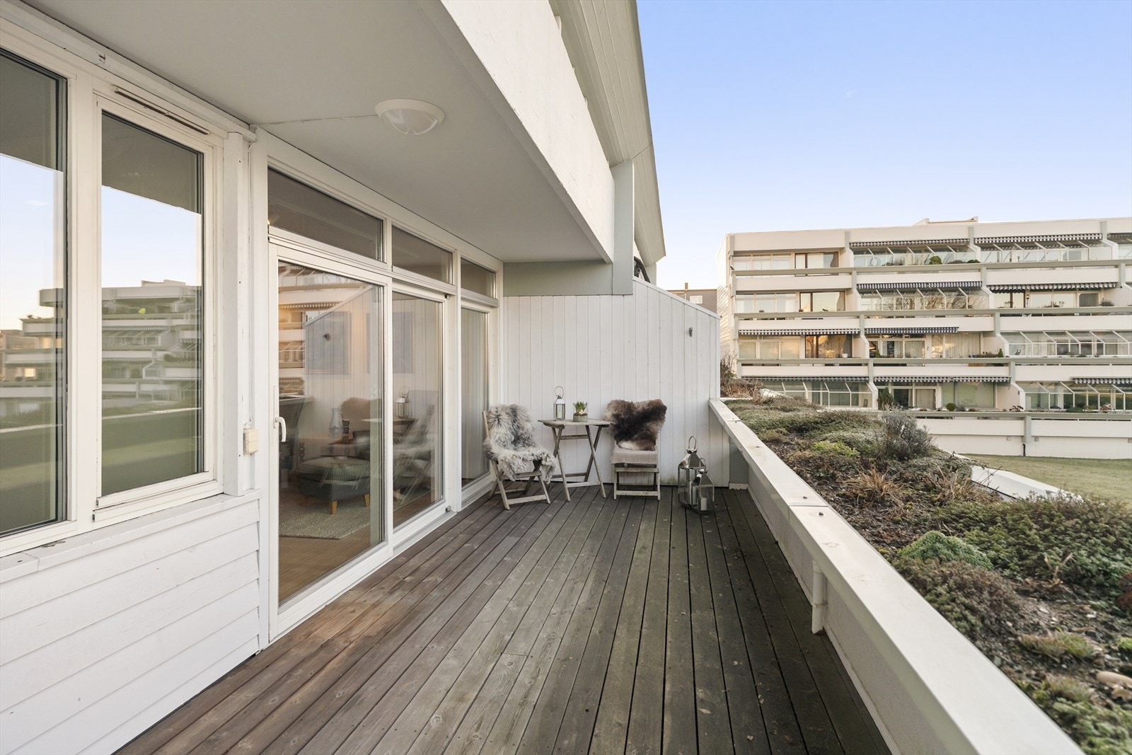 Romslig balkong med gode solforhold Galleribilde