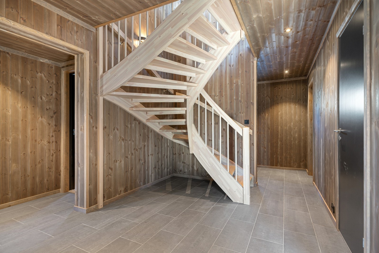 Hyggelig og praktisk hall med flis på gulv Galleribilde