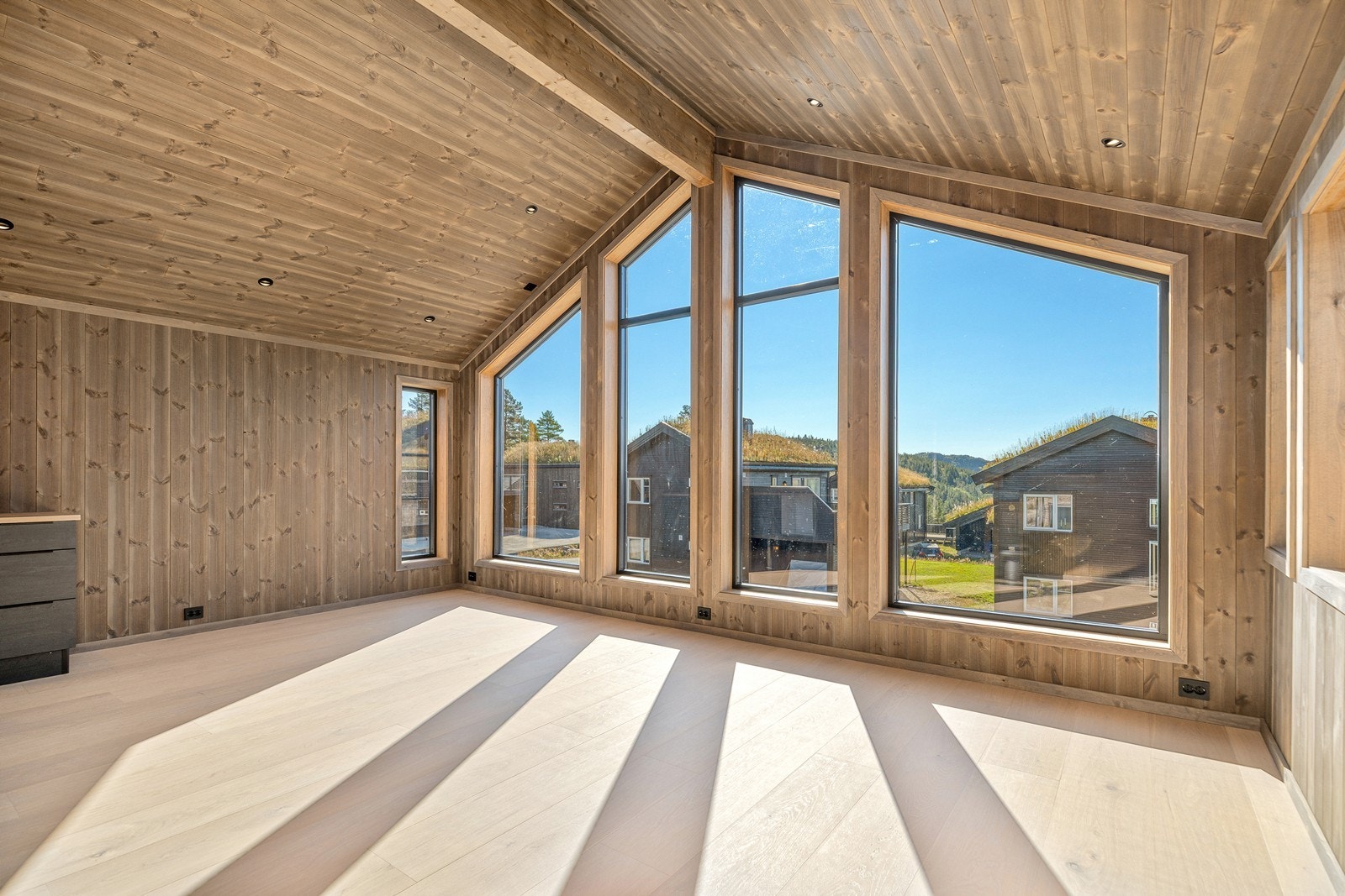 Her er det store vindusflater som slipper inn rikelig med naturlig lys der du også får utnyttet den fine utsikten Galleribilde