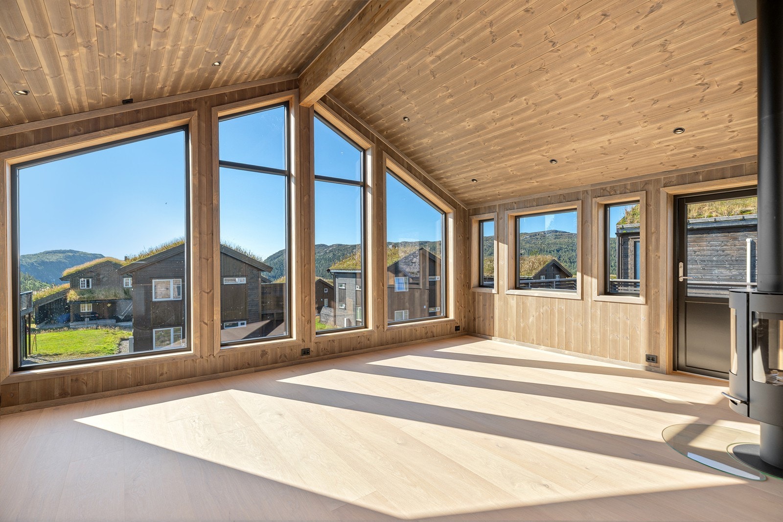 På sommeren er det frodig og fint med nydelige turområder like ved Galleribilde