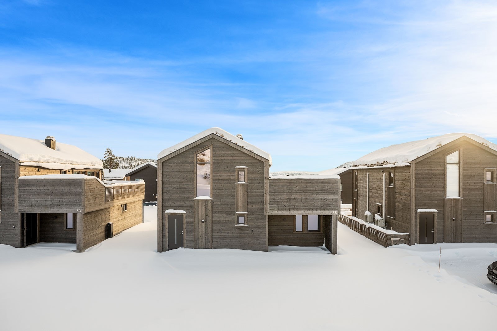 Her kan du boltre deg med bl.a 5 soverom (eller 4 sov/ 1 tv-stue), 2 bad, vaskerom og en stor og romslig åpen stue- og kjøkkenløsning med generøs takhøyde som gir godt med naturlig lys enhver hytte trenger Galleribilde