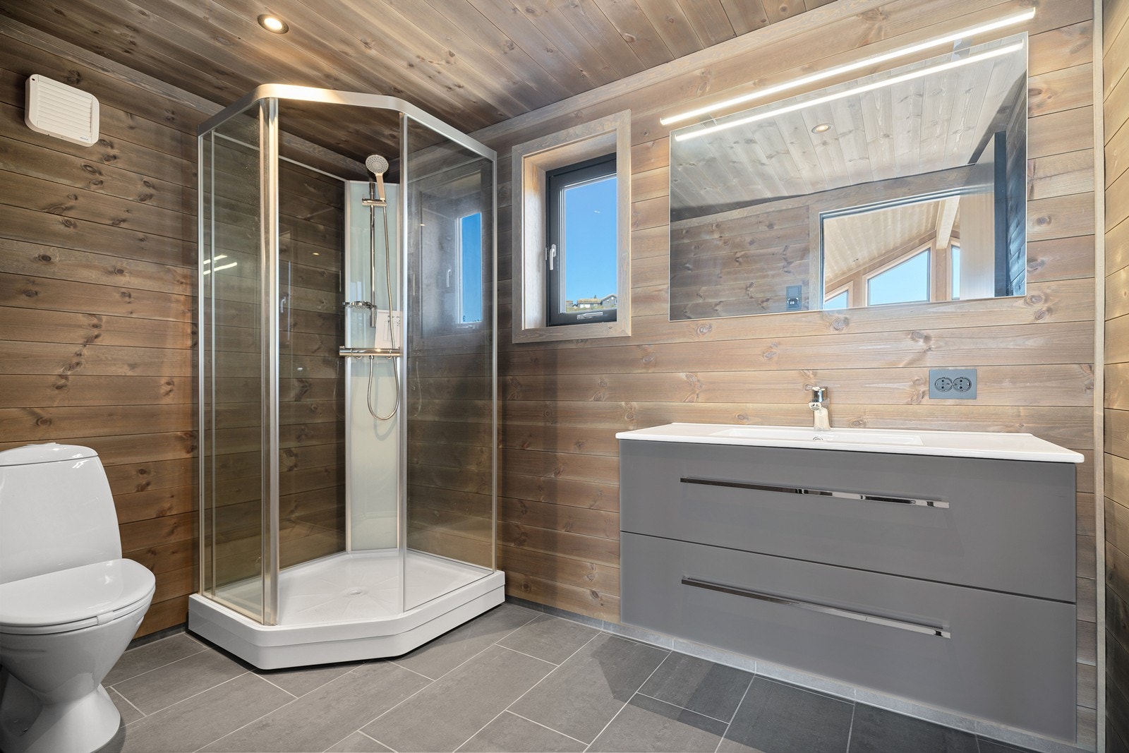 Badet i 2.etasje har samme utførelse som badet i 1.etasje. Flis på gulv og panel på vegg. Spotter i tak Galleribilde