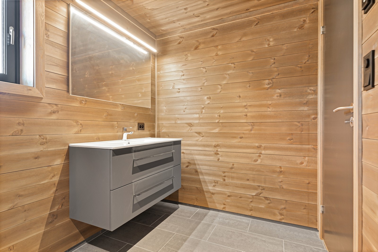 Innredet med dusjkabinett, toalett og heldekkende servant i baderomsinnredning Galleribilde