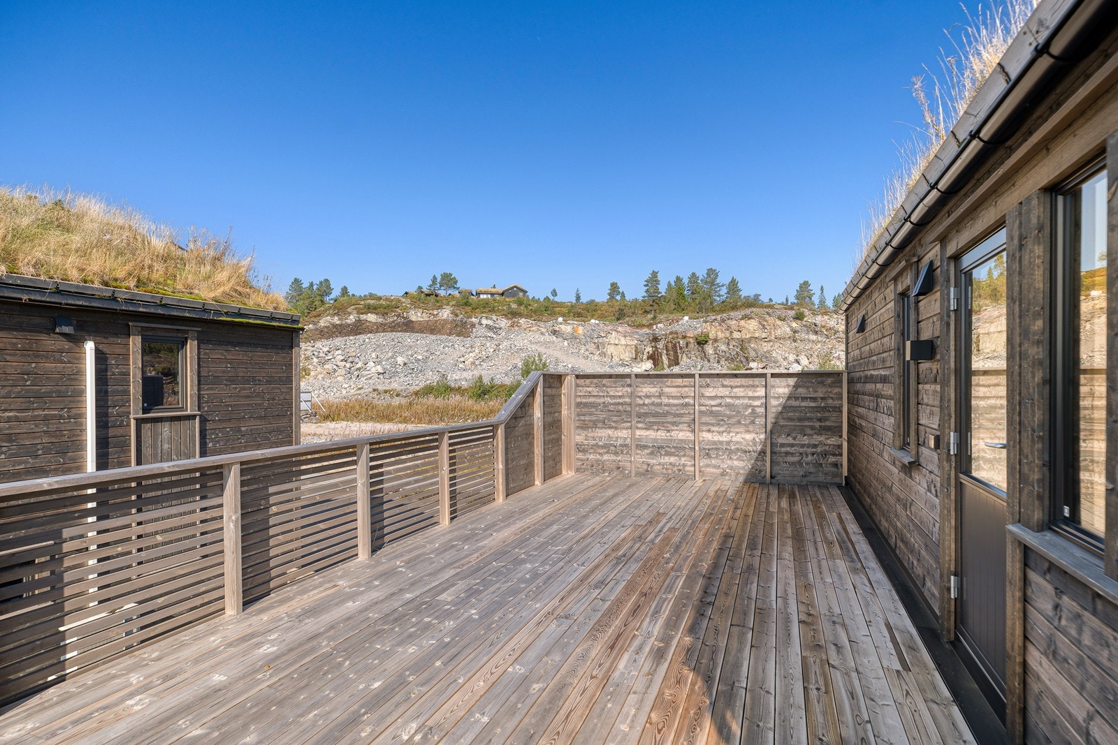 Hytta ligger ca. 633 moh på Bortelid, et fjellparadis, med snøsikre vintre og fantastiske somre Galleribilde