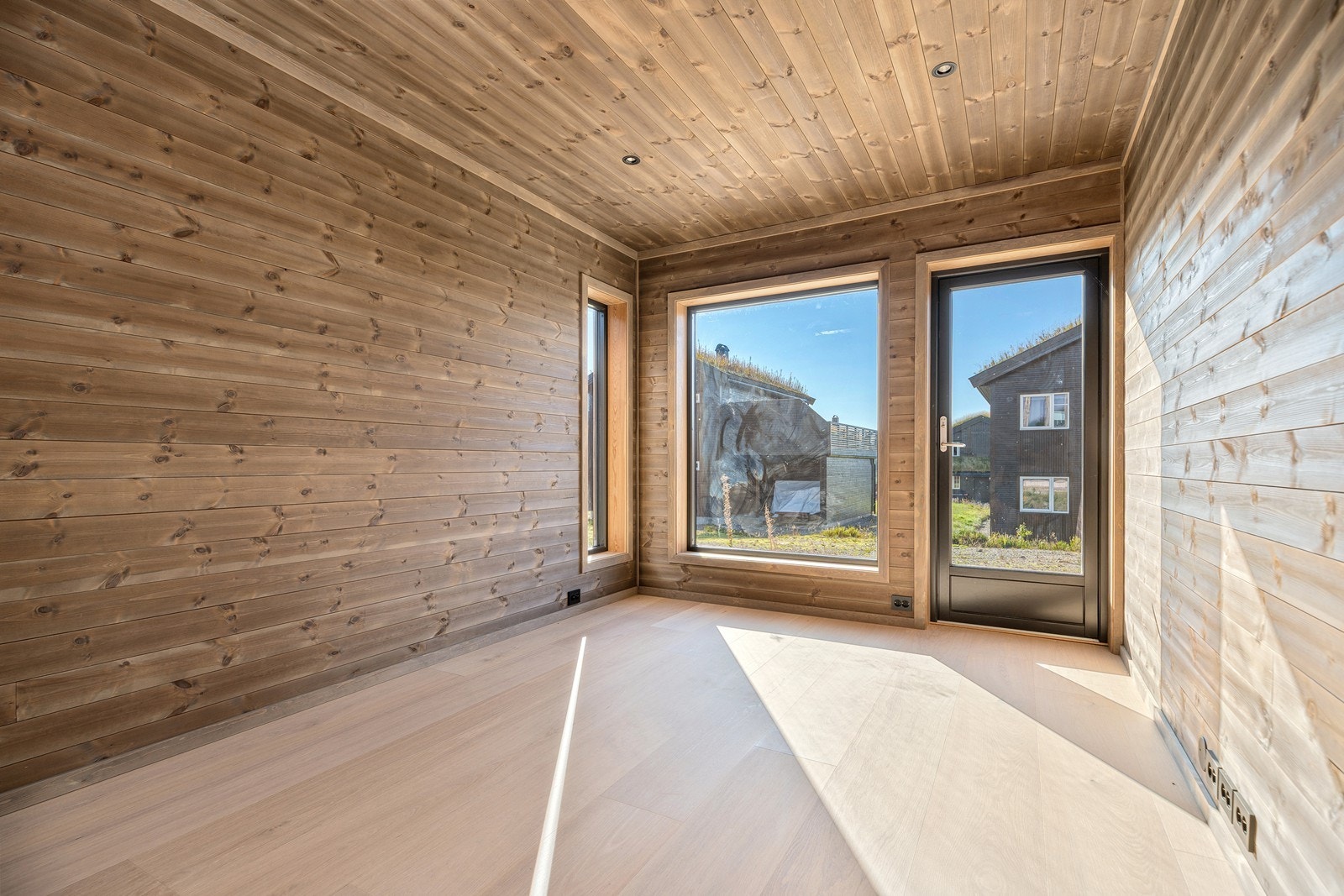 Så er det i 1.etasje 4 soverom (eller 3 soverom og 1 tv-stue) - Her med egen utgangsdør til uteområdet Galleribilde