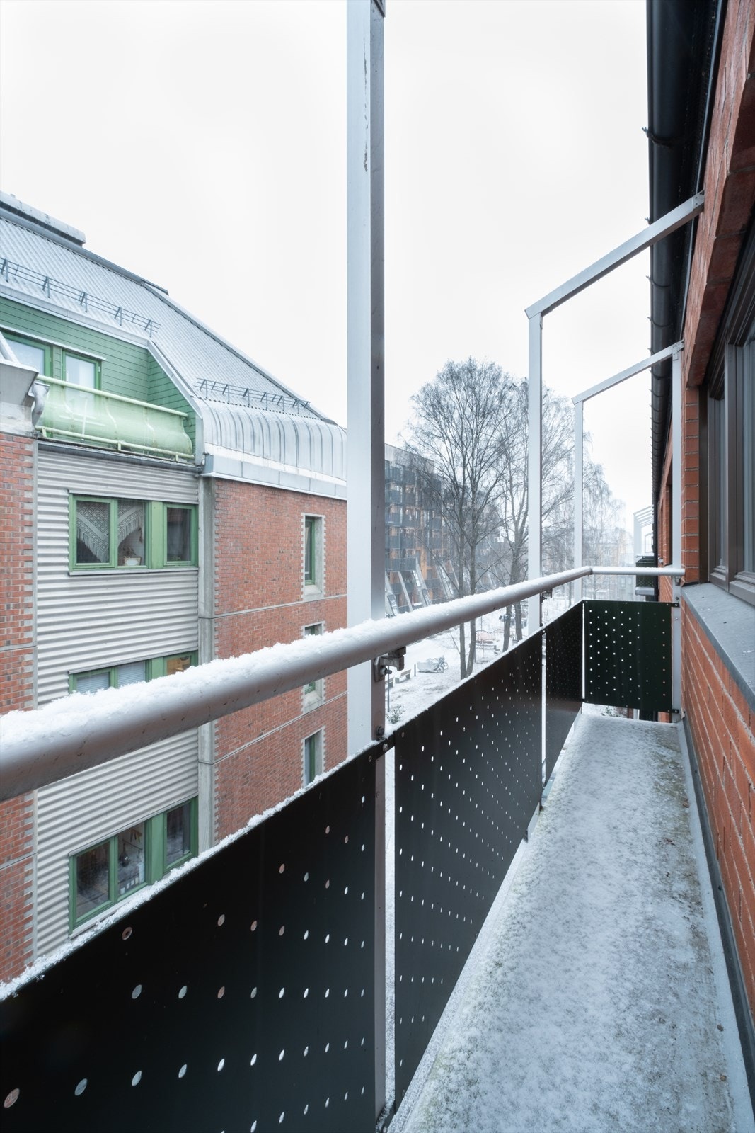 Fra kjøkkenet er det utgang til en østvendt balkong på 2,8 kvm. Galleribilde