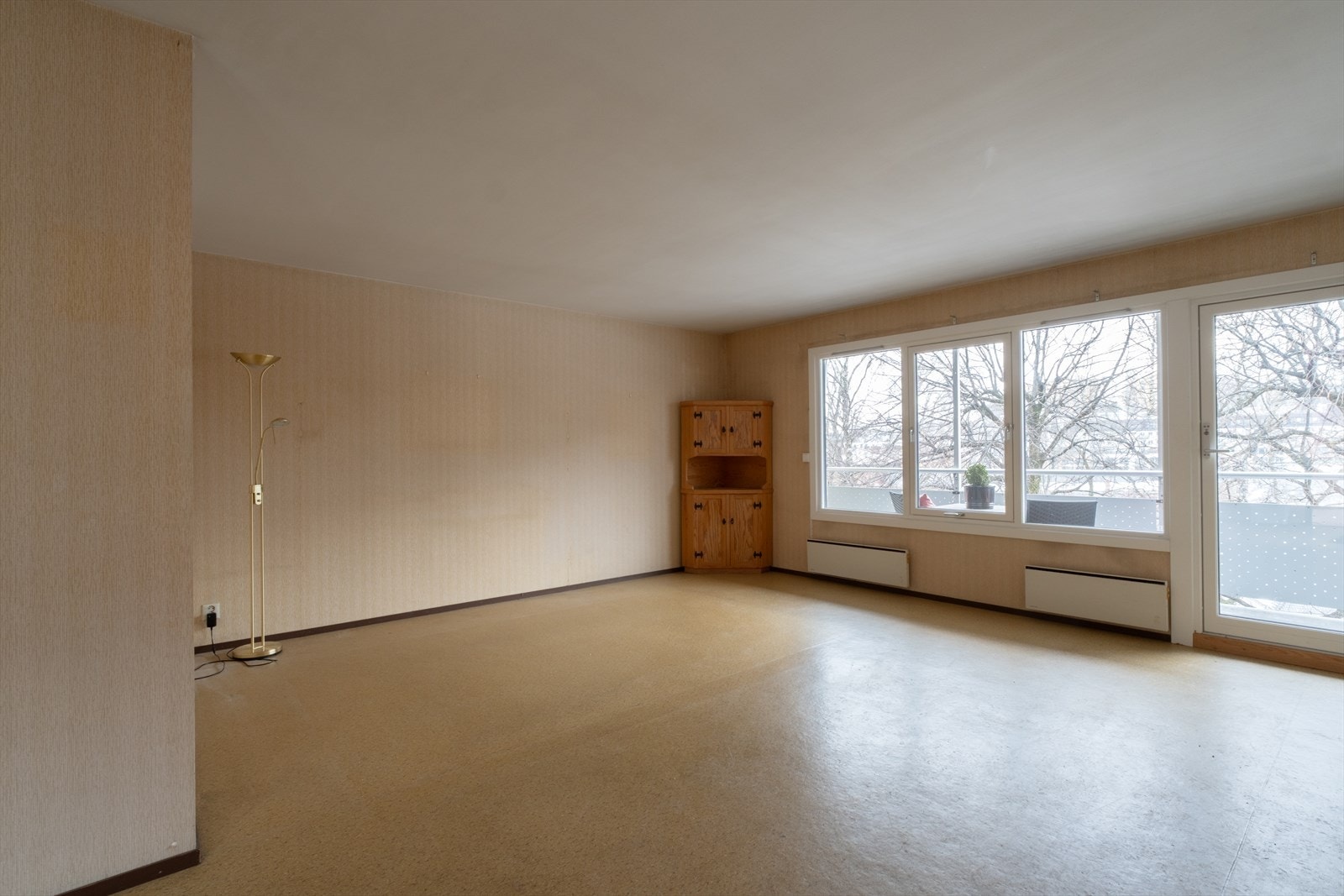 I stuen er det god plass til både sofagruppe med tilhørende møblement og egen spiseplass. Galleribilde