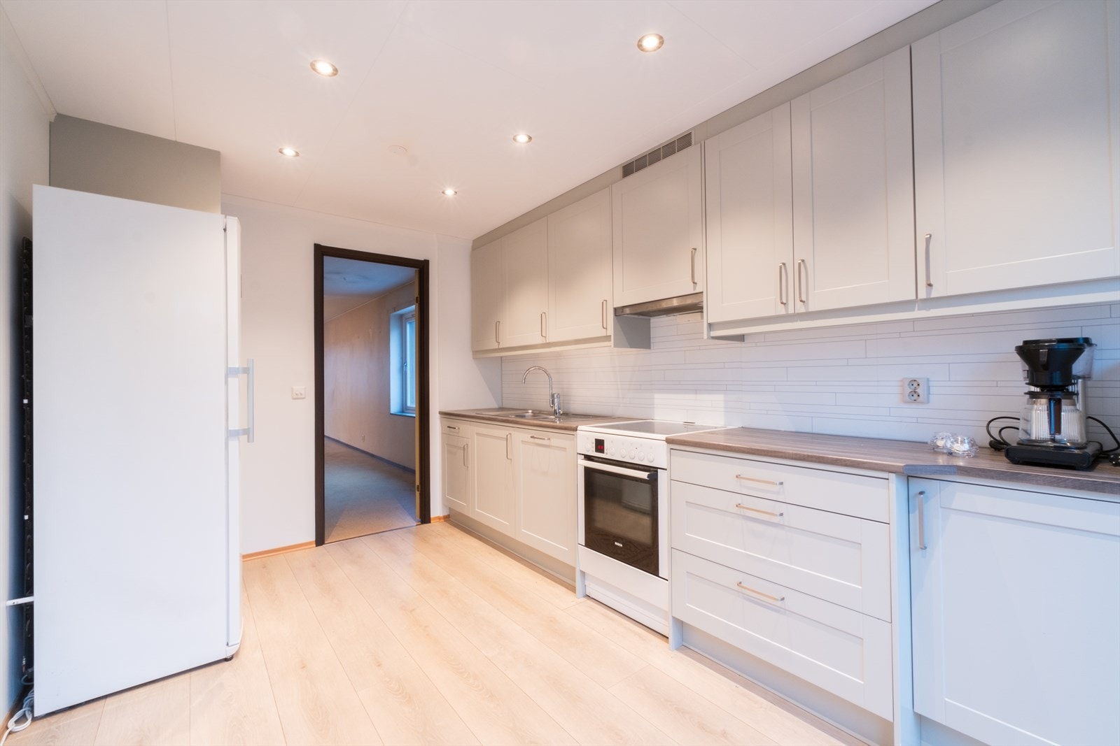 Stort, separat kjøkken med plass til spisebord. Galleribilde