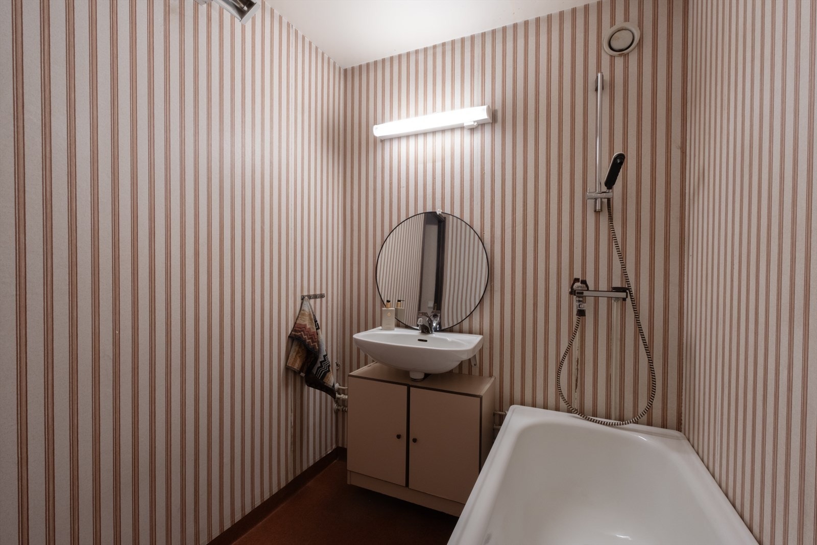 Badet er innredet med badekar og servant. Galleribilde