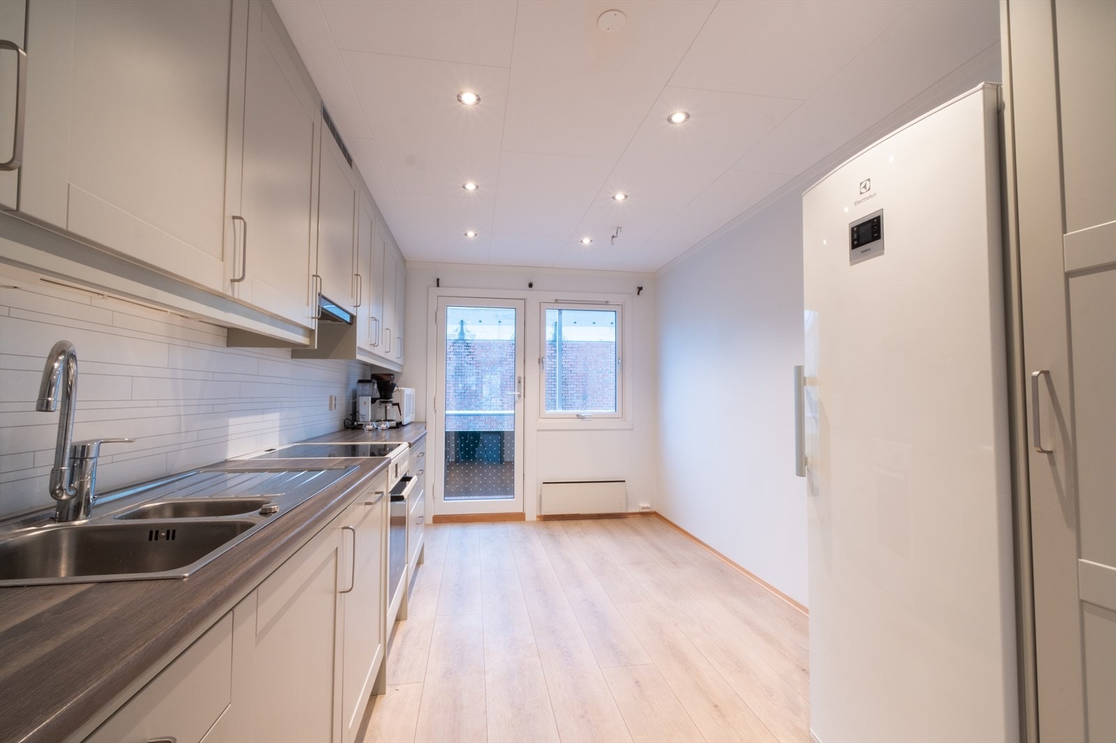 Det er avsatt plass til frittstående hvitevarer som kjøleskap og komfyr. Kullfilterventilator over koketopp samt felles mekanisk avtrekksanlegg. Galleribilde