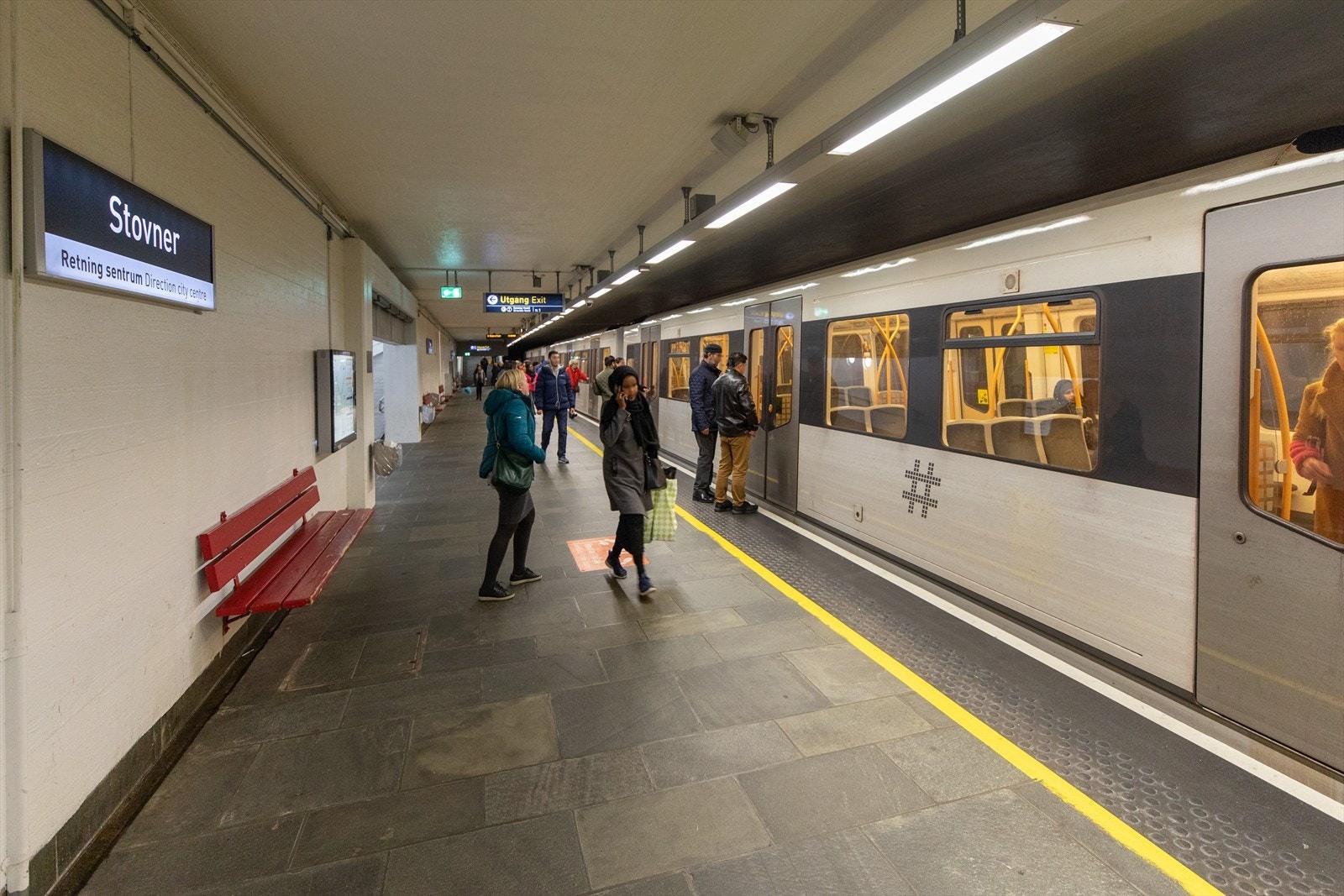 Stovner t-banestasjon ligger ca. 13 min i gåavstand fra boligen. Galleribilde