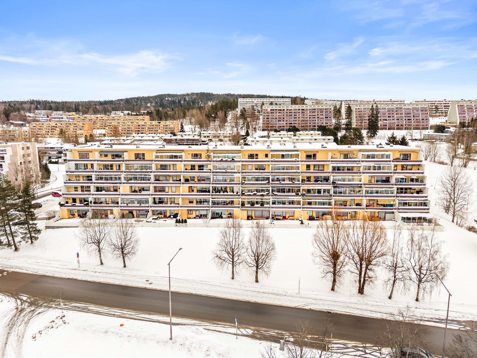 Det er nærhet til skoler, barnehager, offentlig kommunikasjon, flotte rekreasjonsområder, samt et rikt utvalg av fasiliteter og servicetilbud. Galleribilde