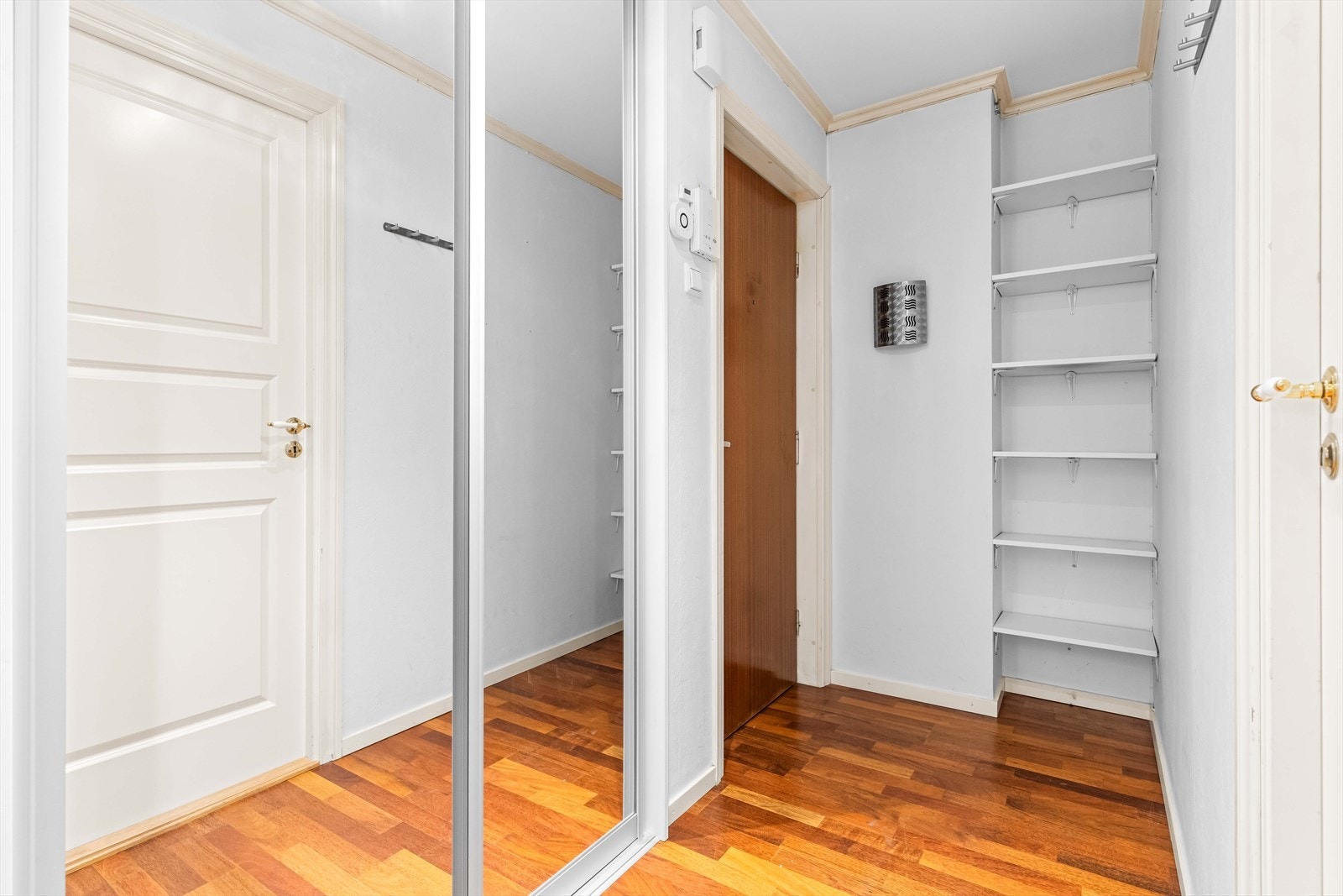 I entreen er det plassert en ny skyvedørsgarderobe, hvor yttertøy og sko kan gjemmes bort. Galleribilde