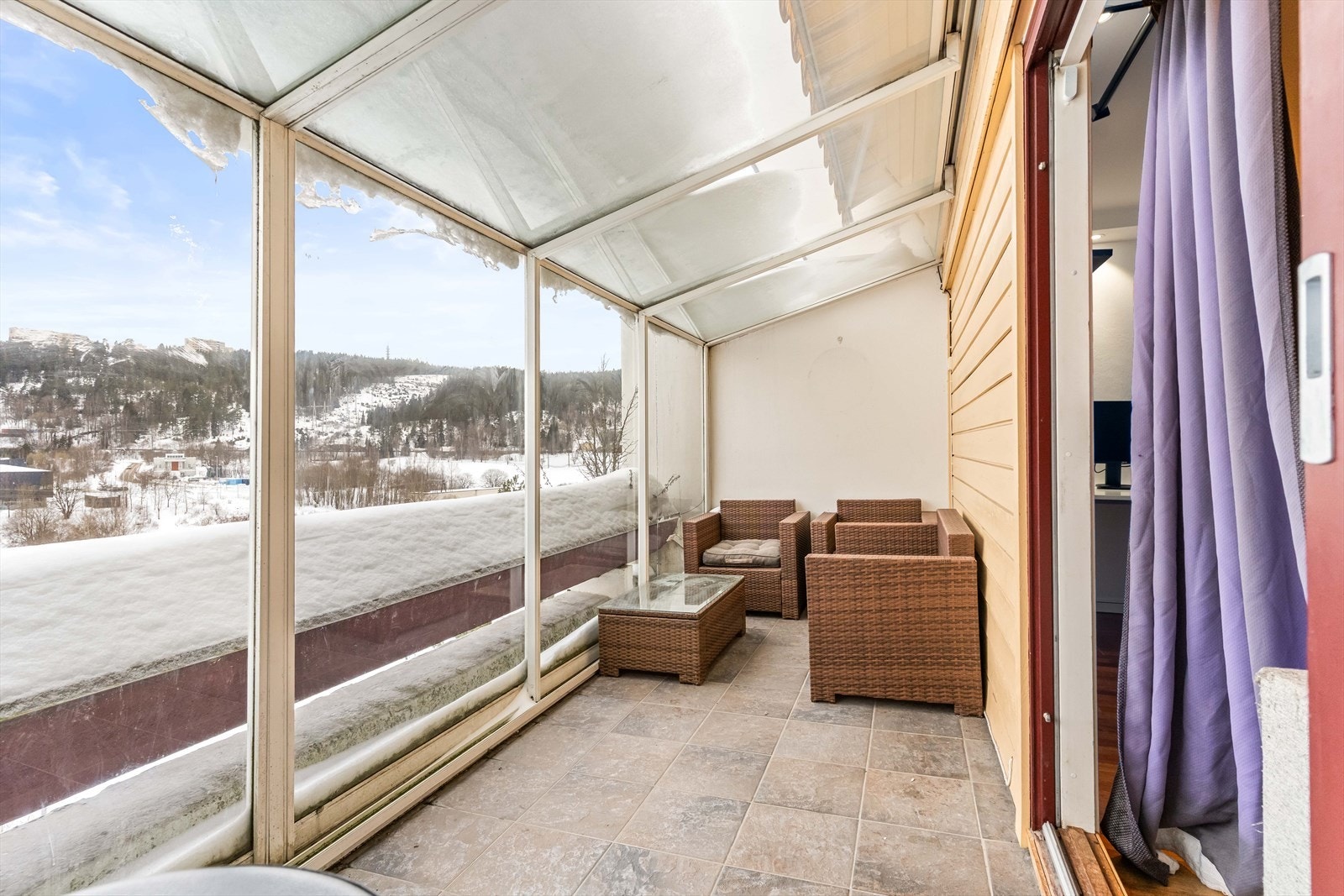 Balkongen er innredet med flislagt gulv og har god plass til utemøblement, grill mm. Galleribilde