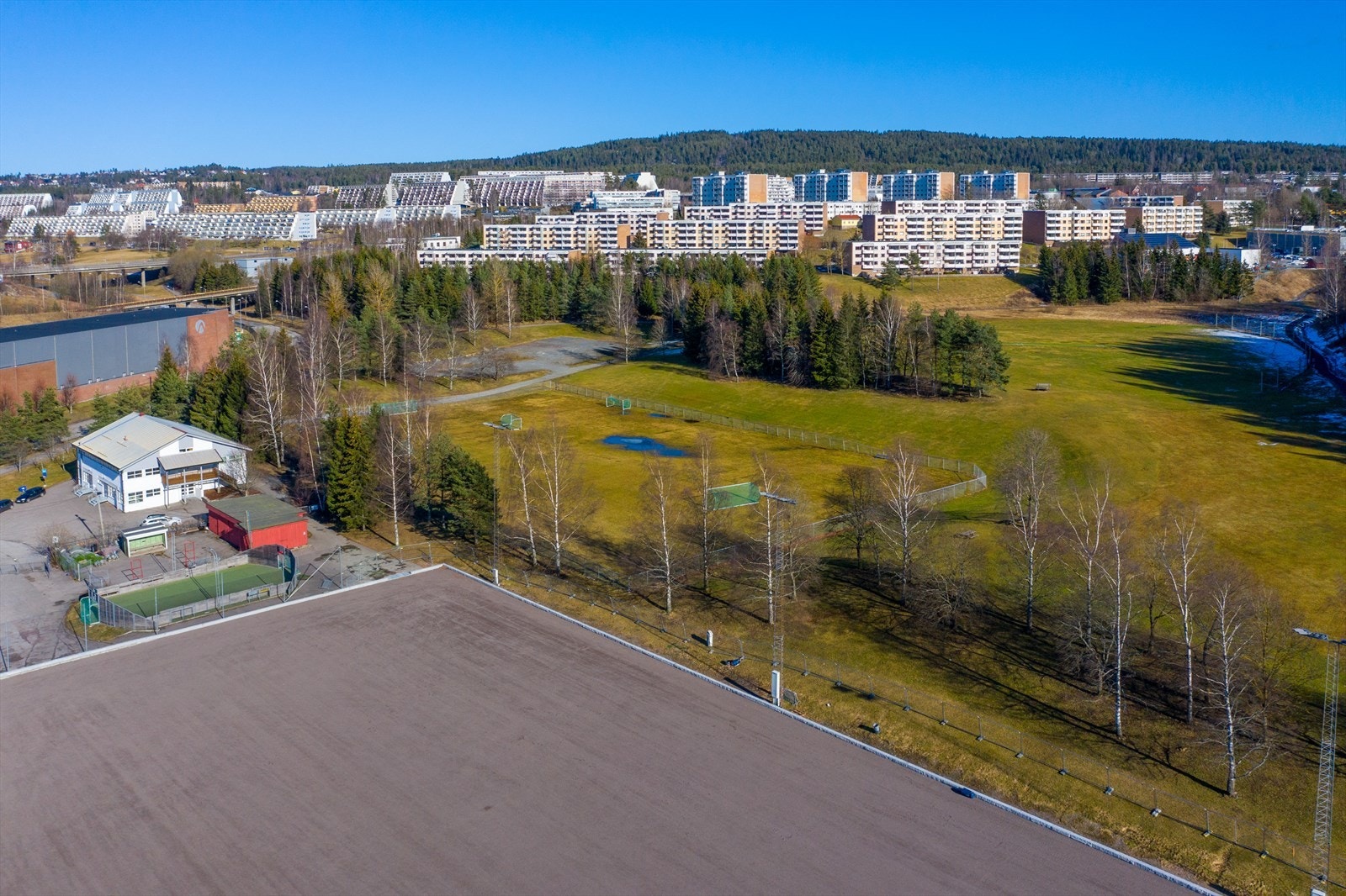Rommensletta ligger ved Haugenstua og byr på en enorm idrettspark med bl.a. flere fotballbaner, skøytebane og lekeplass. Galleribilde