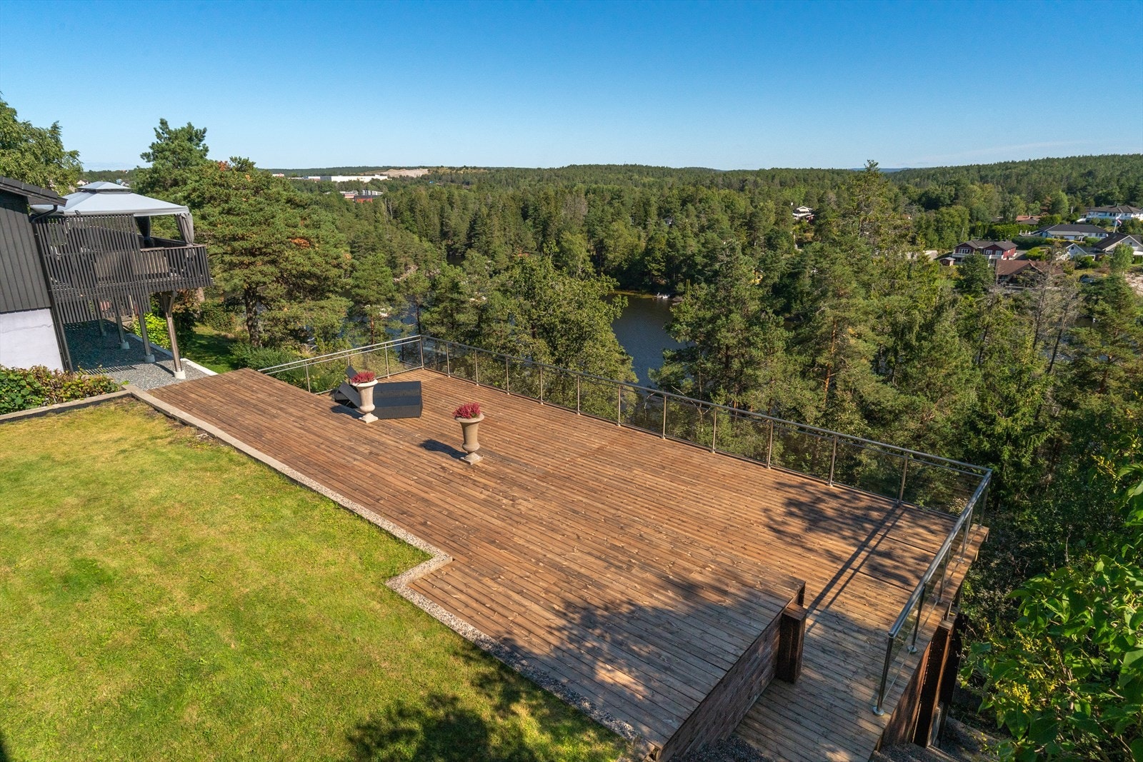 Den grønne hagen og terrassens romslige størrelse skaper en fantastisk uteplass hvor man kan nyte flott utsikt og gode solforhold i rolige omgivelser Galleribilde