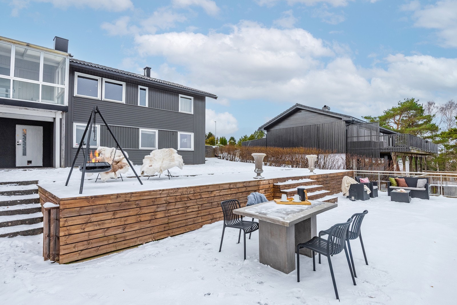 Terrassen strekker seg over to nivåer og skaper en fantastisk uteplass med rikelig plass til familie og gjester. I bakkant er det egen inngang til underetasjen Galleribilde