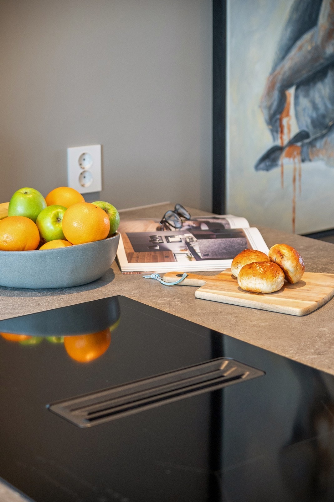 Integrerte hvitevarer består av platetopp med integrert ventilator, stekeovn, kombiovn, oppvaskmaskin og kjøleskap Galleribilde