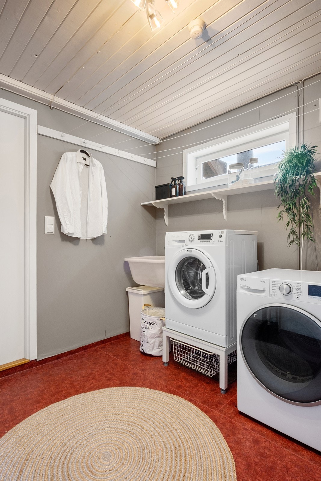 Vaskerommet har ukjent høy alder. Det er utslagsvask og opplegg for vaskemaskin og tørketrommel plassert side om side. Det er veggmontert hylle over vaskesonen som gir enkel oppbevaringsplass til vaskemidler Galleribilde