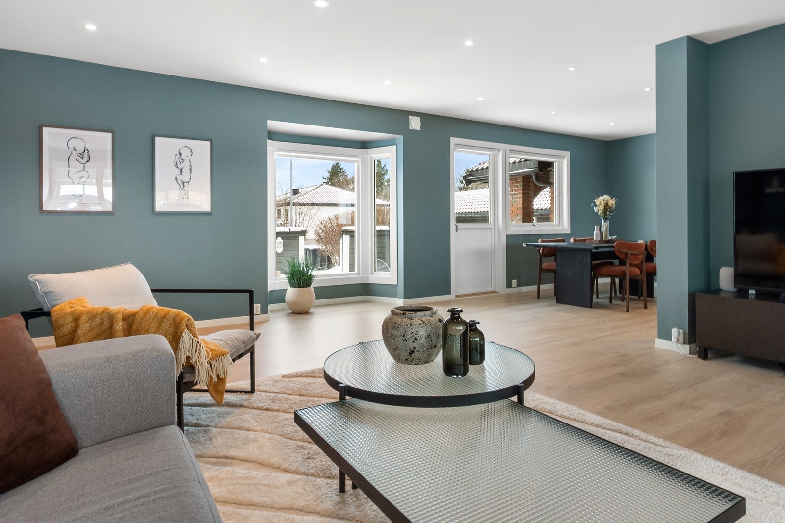 Fra spiseplassen er utgang til en solrik, vestvendt og skjermet uteplass. Boligen har dermed uteområder med gode solforhold gjennom hele dagen Galleribilde