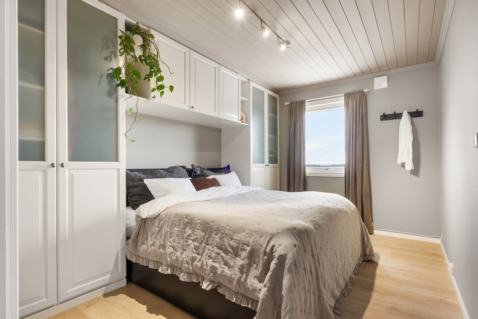 Boligen har en familievennlig planløsning med hovedsoverom i øvre etasje og 2 soverom i underetasjen. Hovedsoverommet har garderobeløsning med skap integrert rundt sengen. Galleribilde