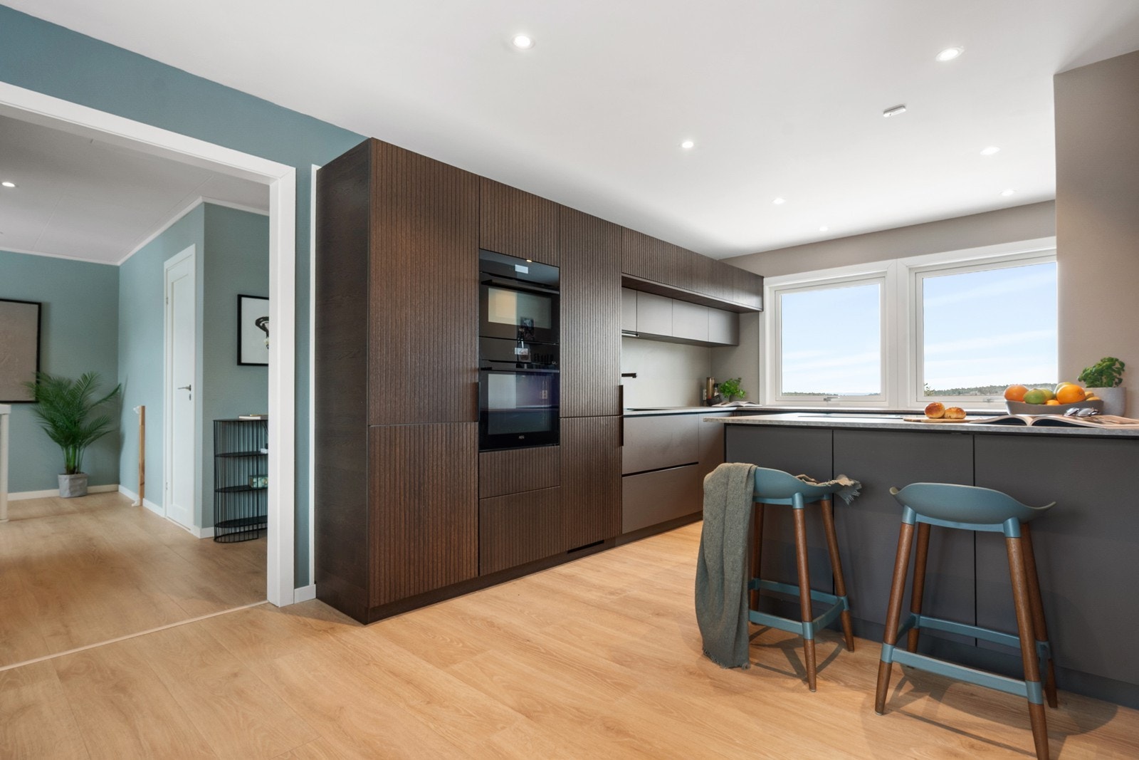 Benkeplaten er i laminat med nedfelt oppvaskkum. Downlights i himling gir god belysning Galleribilde