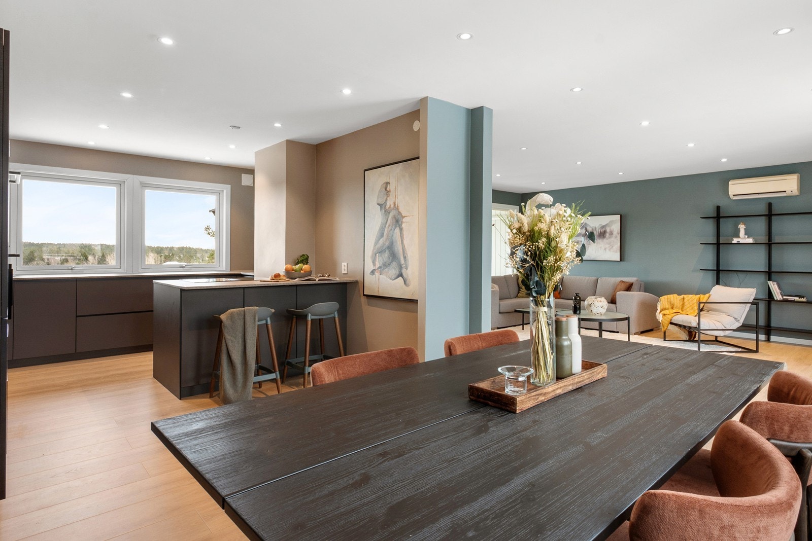 Nær kjøkkenet er det god plass til et romslig spisebord - et naturlig samlingspunkt for både hverdag og selskap Galleribilde