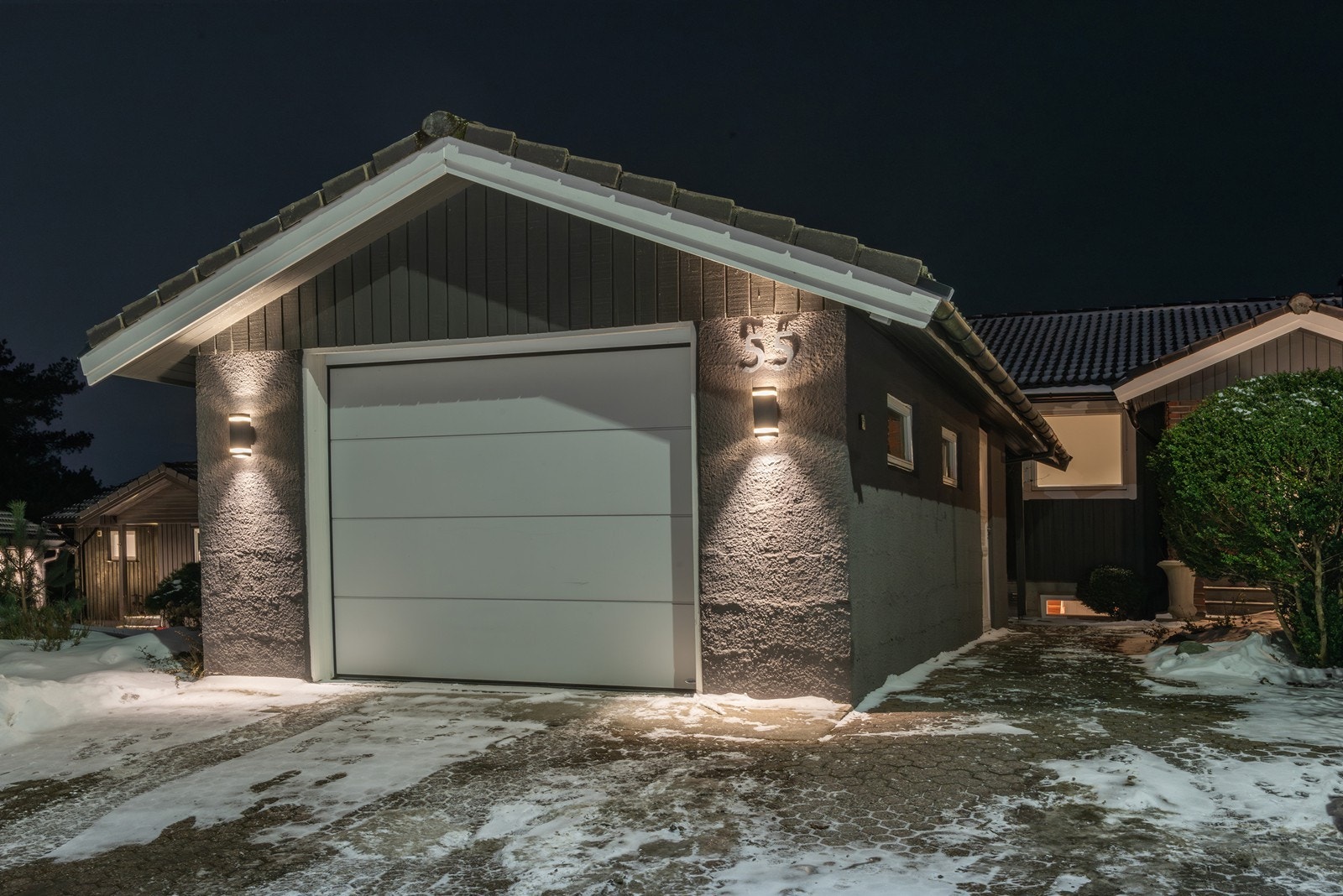 Boligen har enkel adkomst med parkering i garasje eller på steinsatt gårdsplass, kun få meter fra inngangspartiet Galleribilde