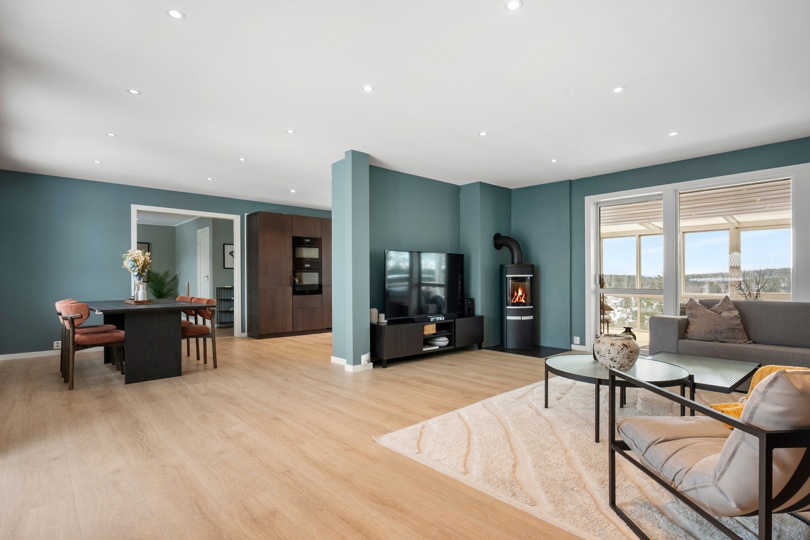 Rommet oppleves luftig og harmonisk, med gjennomgående 1-stavs laminatgulv og delikate, slettmalte overflater. Atmosfæren er lun og behagelig med både peisovn og varmepumpe som sørger for et godt inneklima året rundt Galleribilde