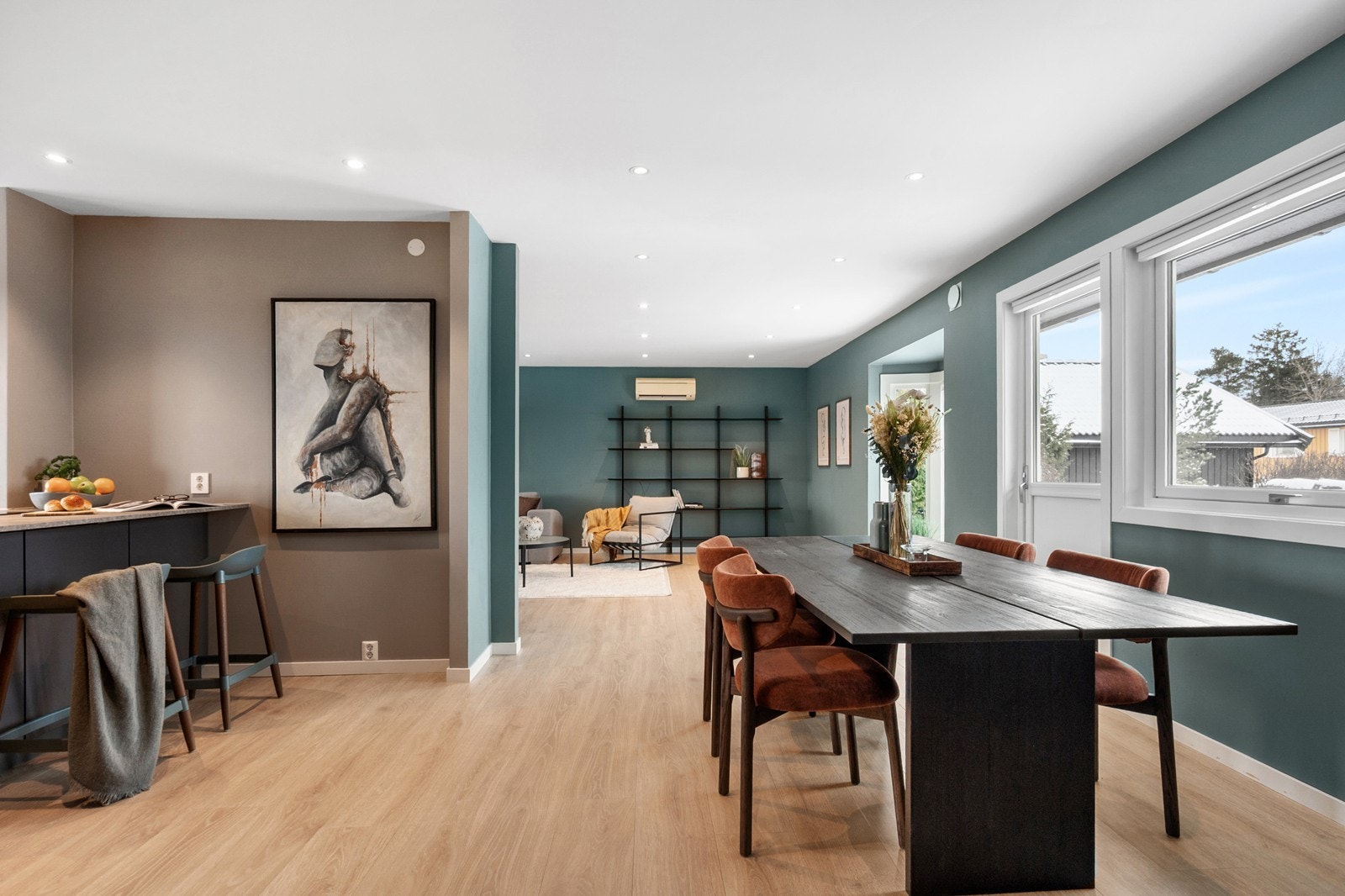 Stue og kjøkken danner et åpent og innbydende allrom med naturlige soner Galleribilde