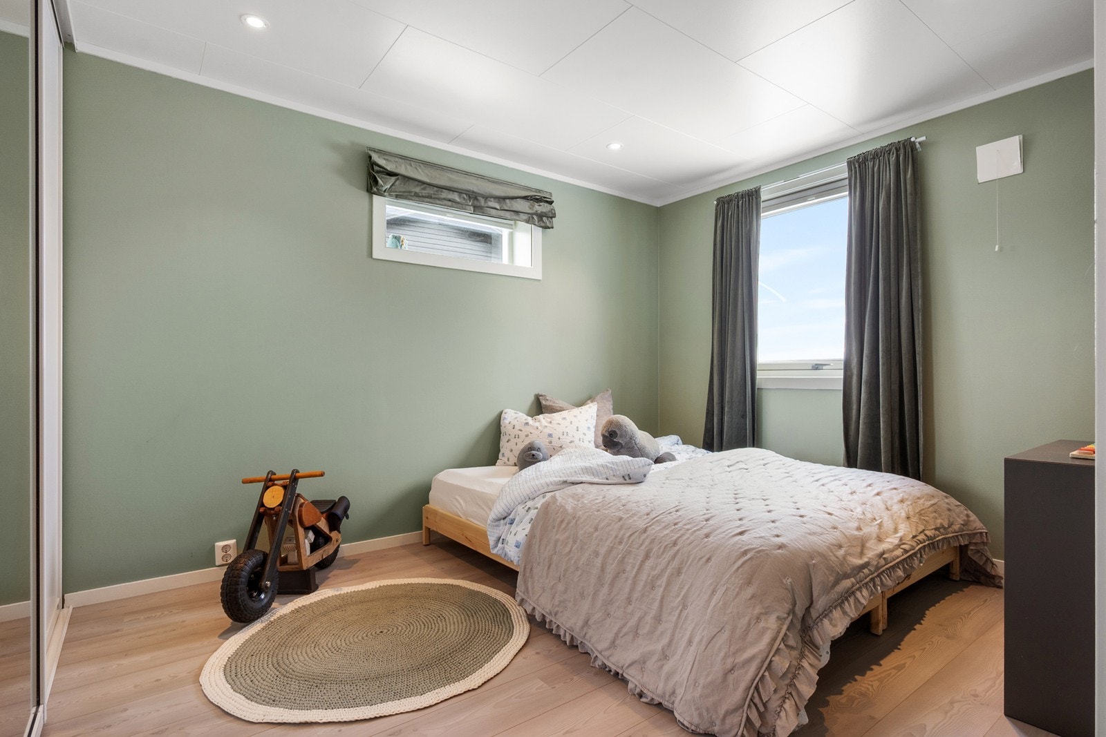 Soverom 3. Rommet har skyvedørsgarderobe Galleribilde