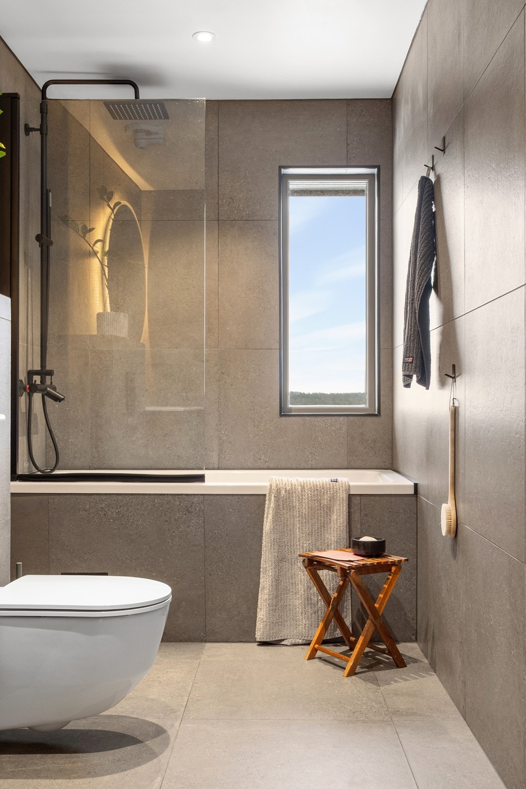 Boligen har to flotte bad, hvor badet i hovedetasjen er fra 2023 og fremstår moderne og gjennomført. Badet er helfliset med store, delikate fliser på gulv og vegger Galleribilde