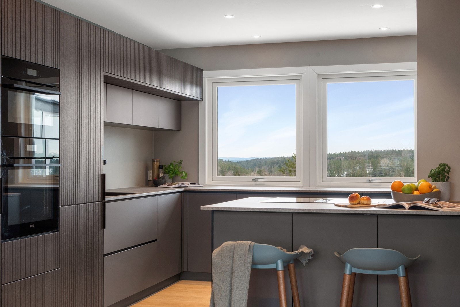 Innredningen kombinerer slette og profilerte fronter, supplert med rillede trefronter som gir et eksklusivt og tidsriktig uttrykk Galleribilde