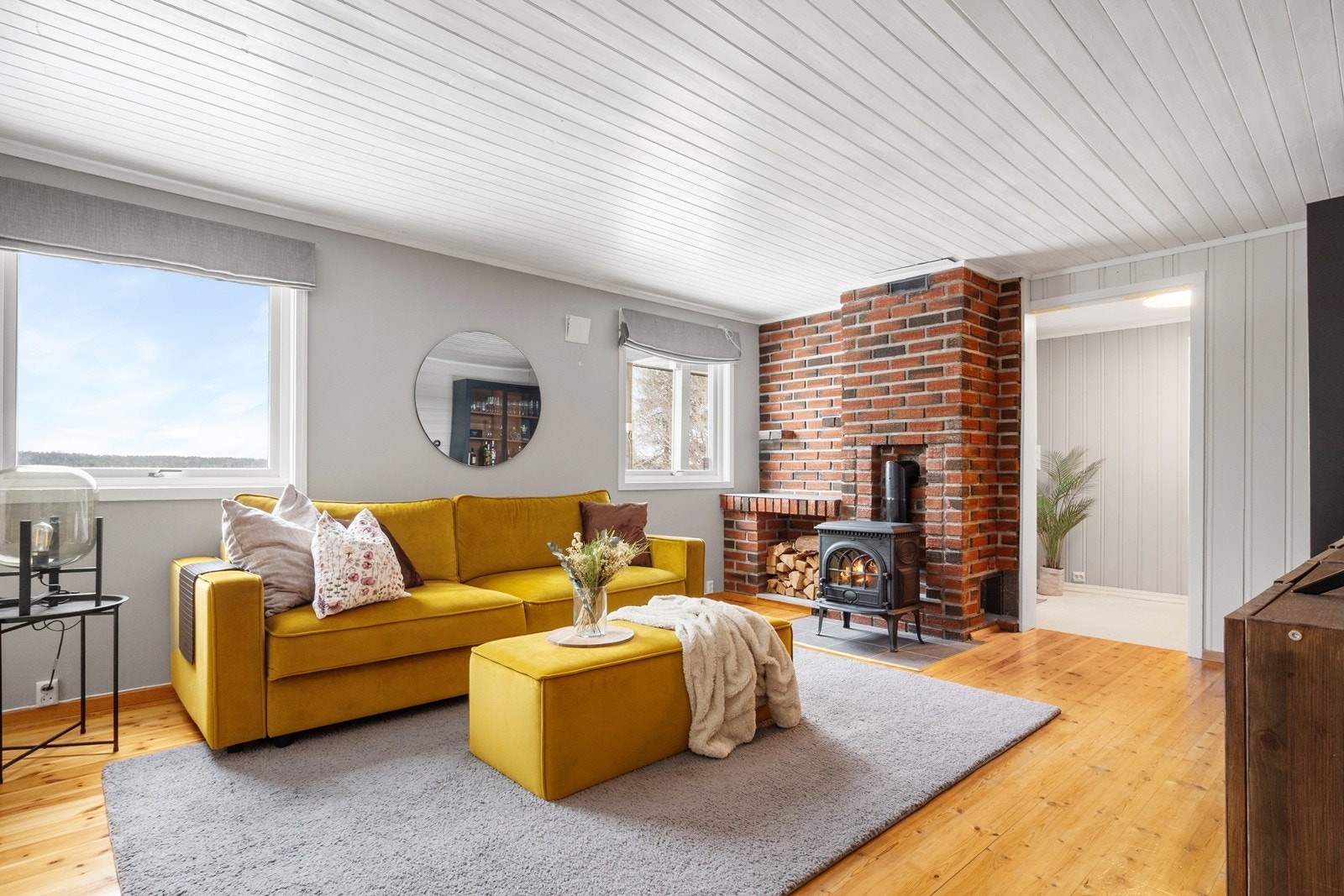 Her finner man en hyggelig stue med heltre gulv og peisovn - en perfekt sone for barn, ungdom eller som ekstra oppholdsrom Galleribilde