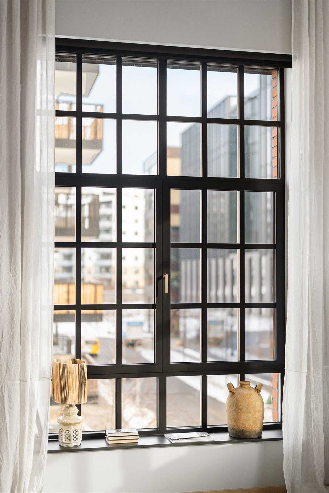 Vinduer fra 2019, reprodusert med utgangspunkt i de originale vinduene fra 1932, den gangen det var Vinmonopolets produksjonsanlegg. Galleribilde