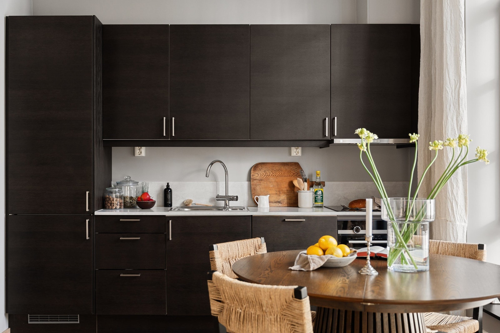 Den praktiske utformingen, kombinert med laminat benkeplate med nedfelt vask- og skyllekum, gir gode arbeidsflater og en funksjonell løsning. Galleribilde