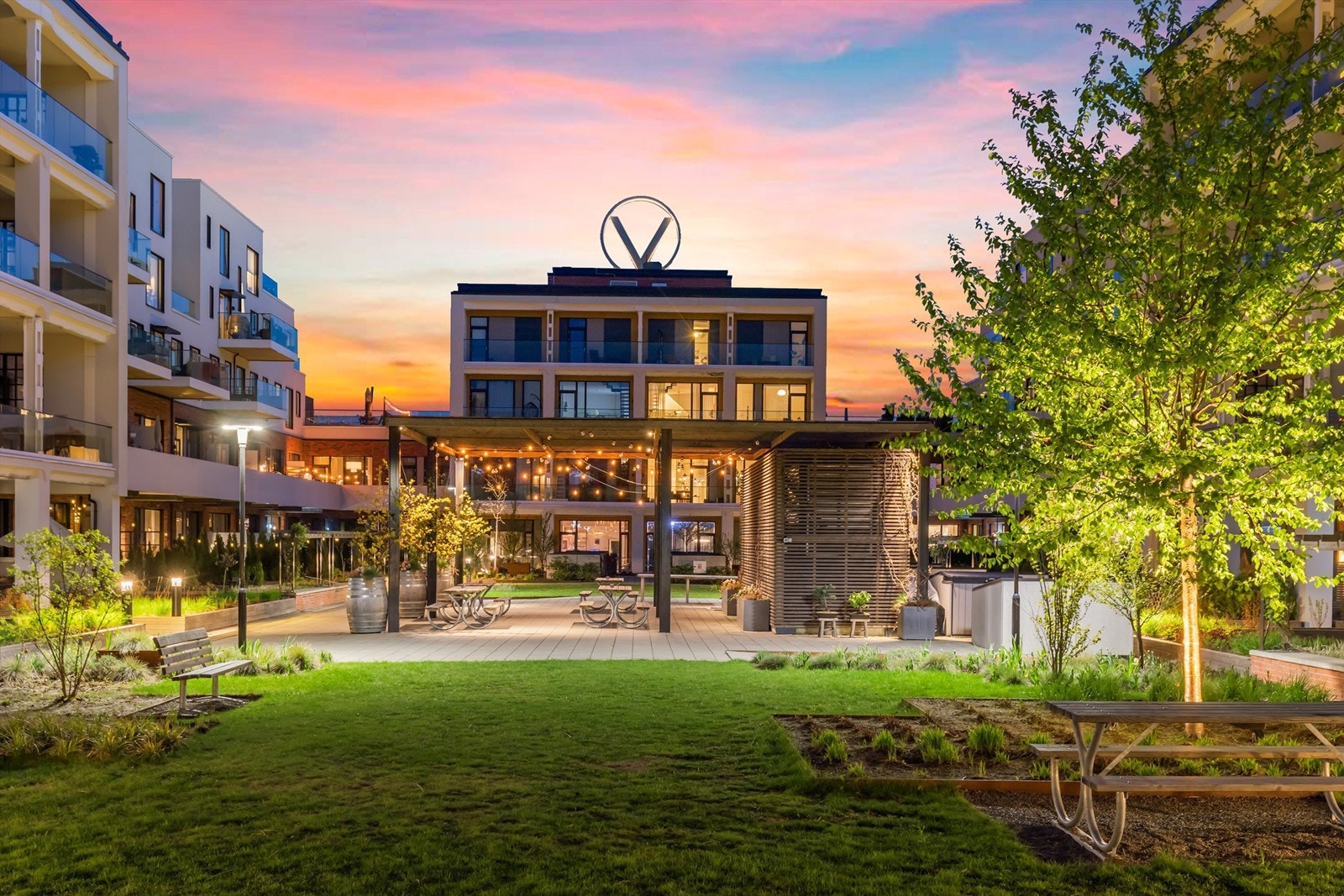 Bakgården på sommeren, en deilig uteoase. Galleribilde