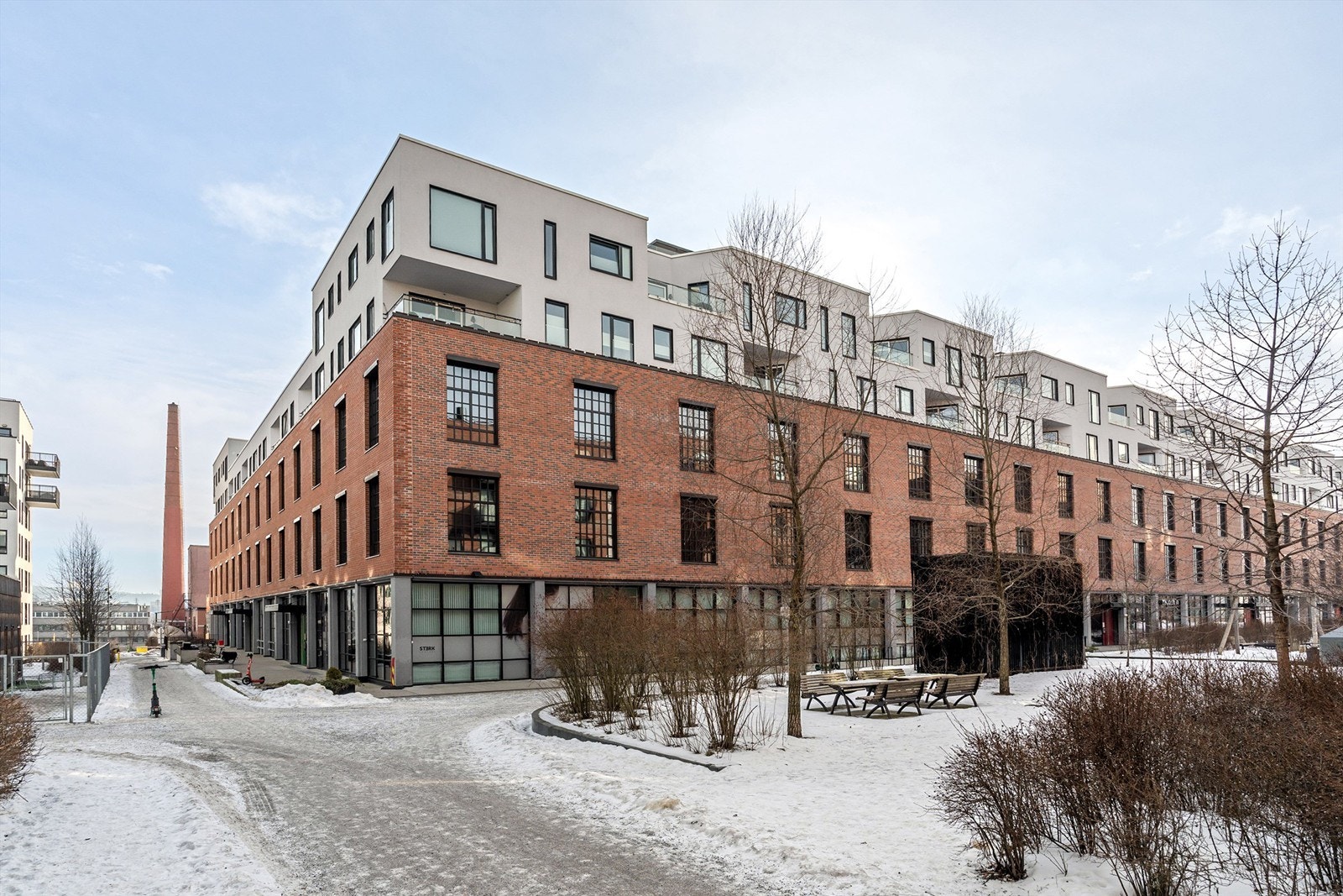 Anlegget er gjort om til leiligheter, restauranter, Lille Lab innendørs familielekeplass for barn, dagligvareforretning og spennende butikker i første etasje. Galleribilde