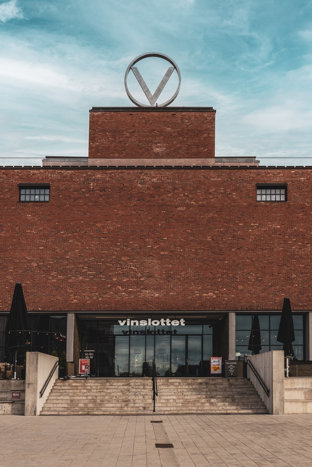 Den ikoniske V-en på taket, inspirert av byggets opprinnelige symbol fra 1933, understreker eiendommens sterke identitet og historiske forankring. Galleribilde