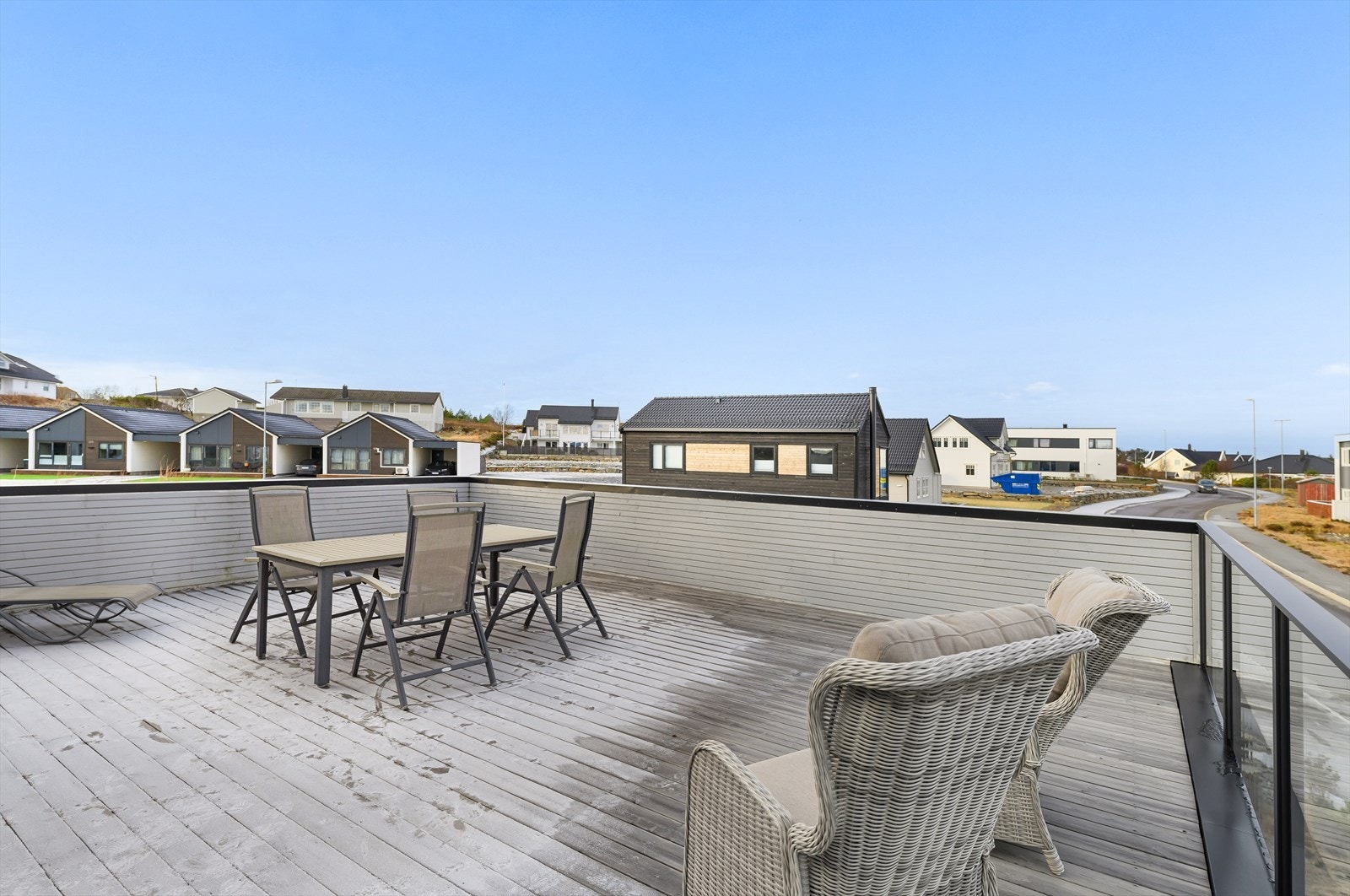 Lukket rekkverk rundt takterrasse, med unntak av siden som er vendt mot sjø - strategisk slik at du kan nyte sjøutsikten Galleribilde