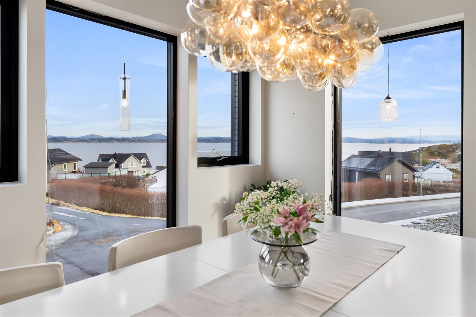 Nyt gode måltider sammen med en fin utsikt Galleribilde