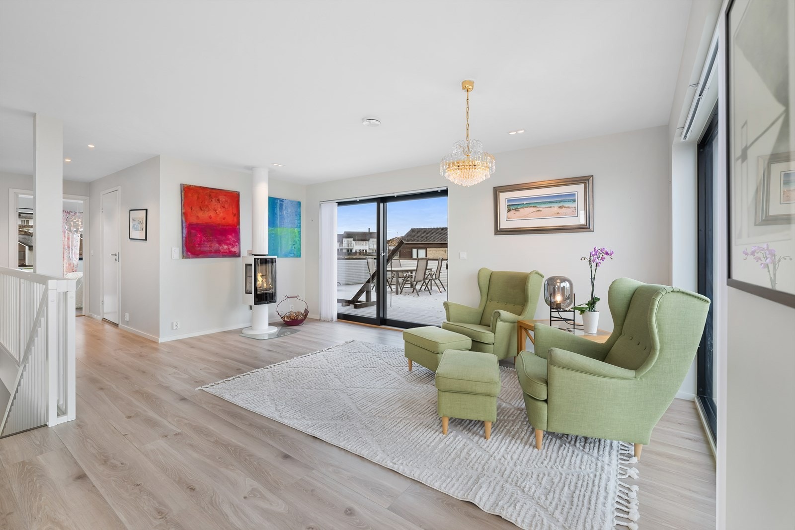 Lys og romslig stue med oppvarming fra peisovn og gode møbleringsmuligheter. Galleribilde