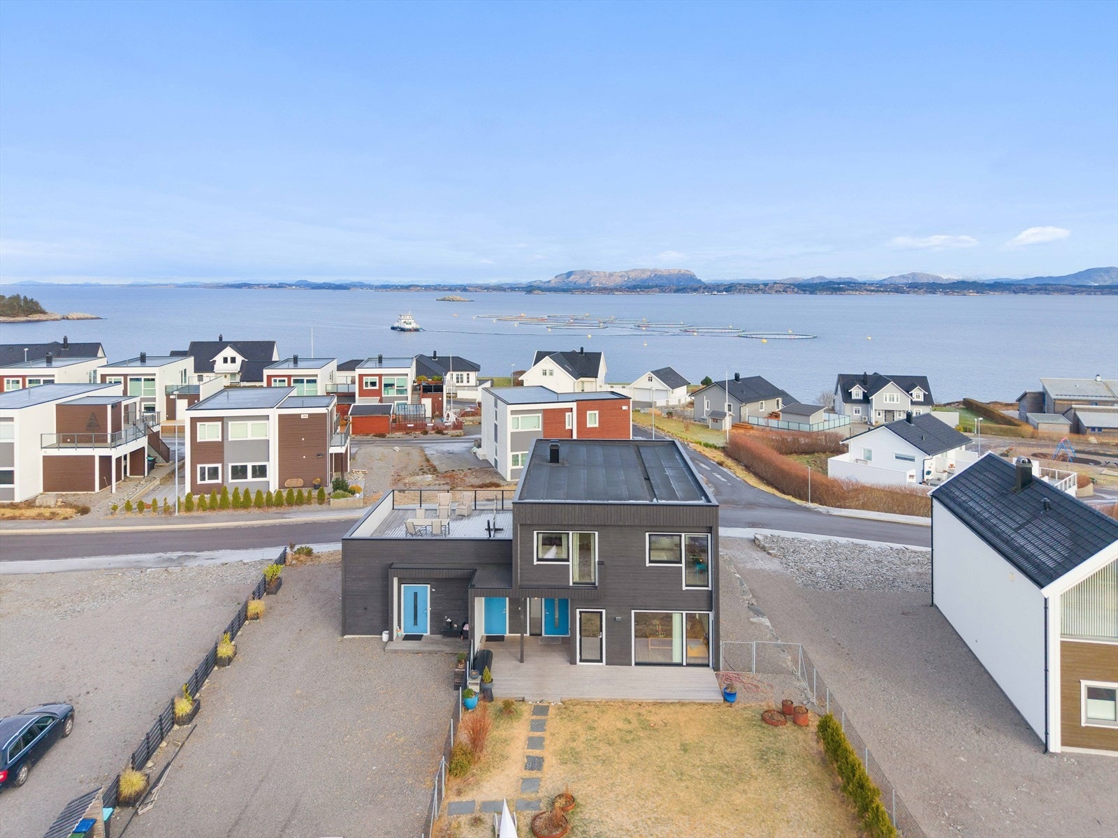 Utvendig sportsbod med inngang like ved inngangsdøren til huset. Inngang til leilighet helt til venstre. Galleribilde