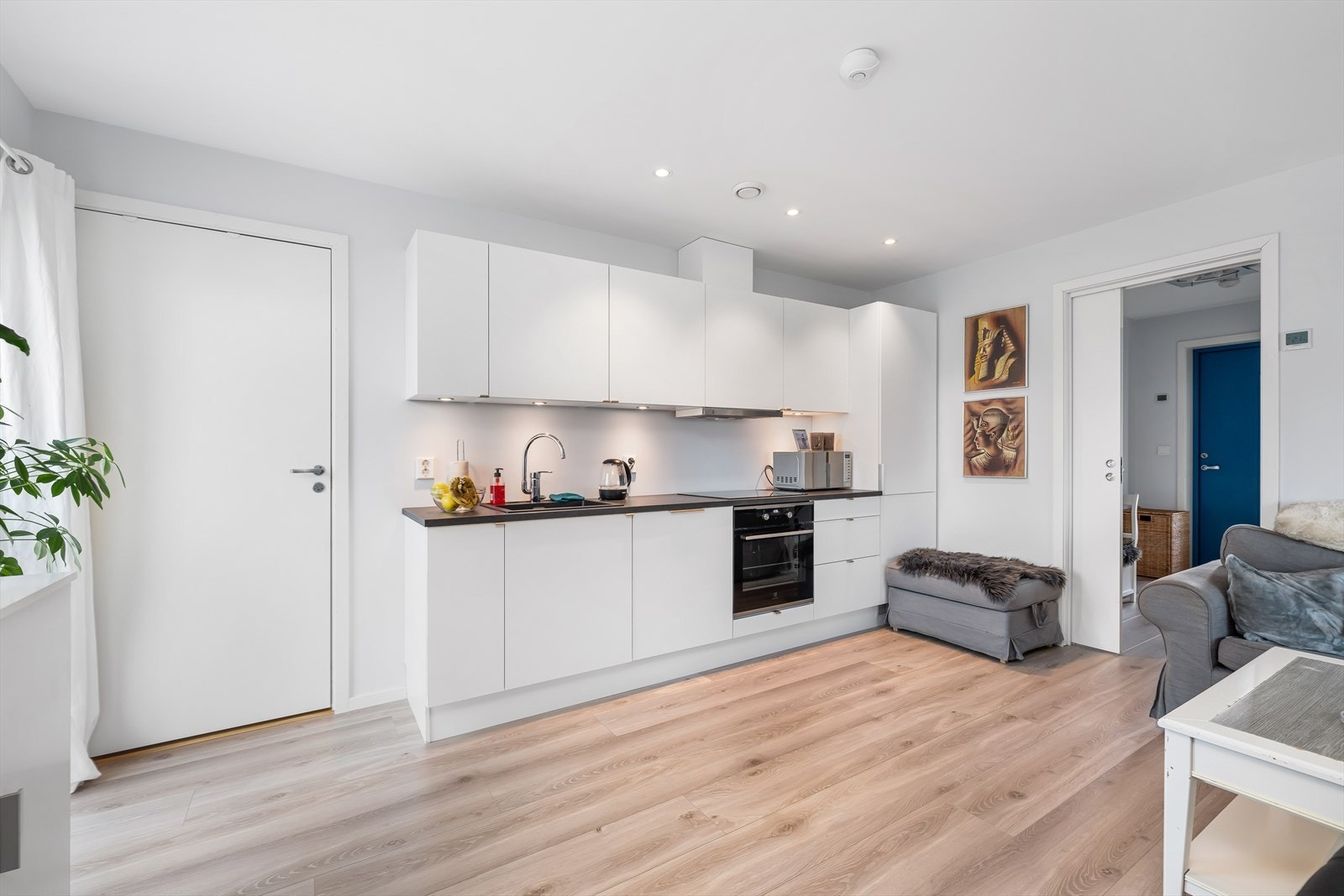 UTLEIE - Kjøkken med glatte fronter. Laminat benkeplate med nedfelt vask og platetopp. Innredningen innehar komfyr, oppvaskmaskin og kjøleskap/frys. Ventilator montert over platetopp. Galleribilde