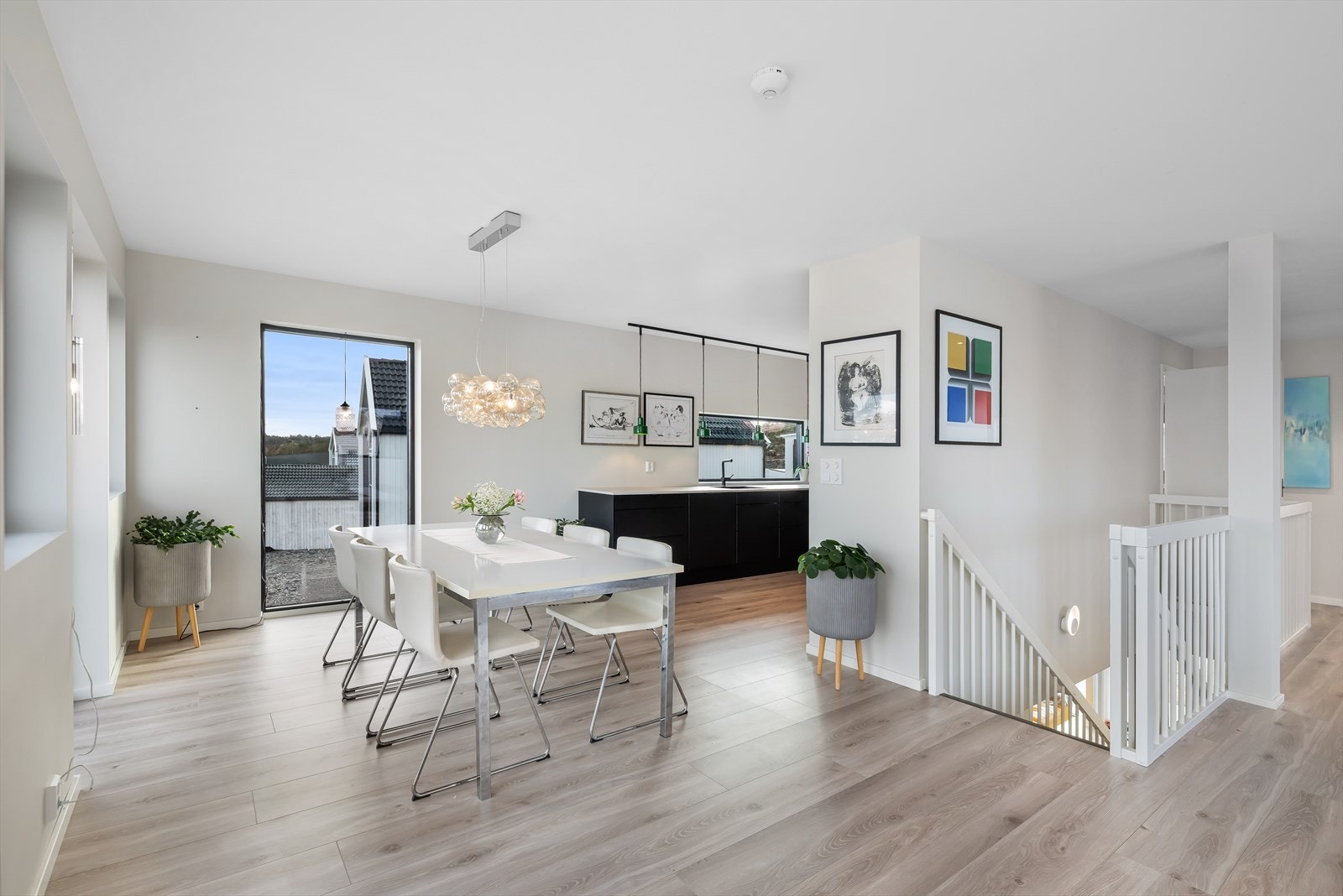 God plass til spisebord som egner seg godt til både hverdag og selskap. Galleribilde