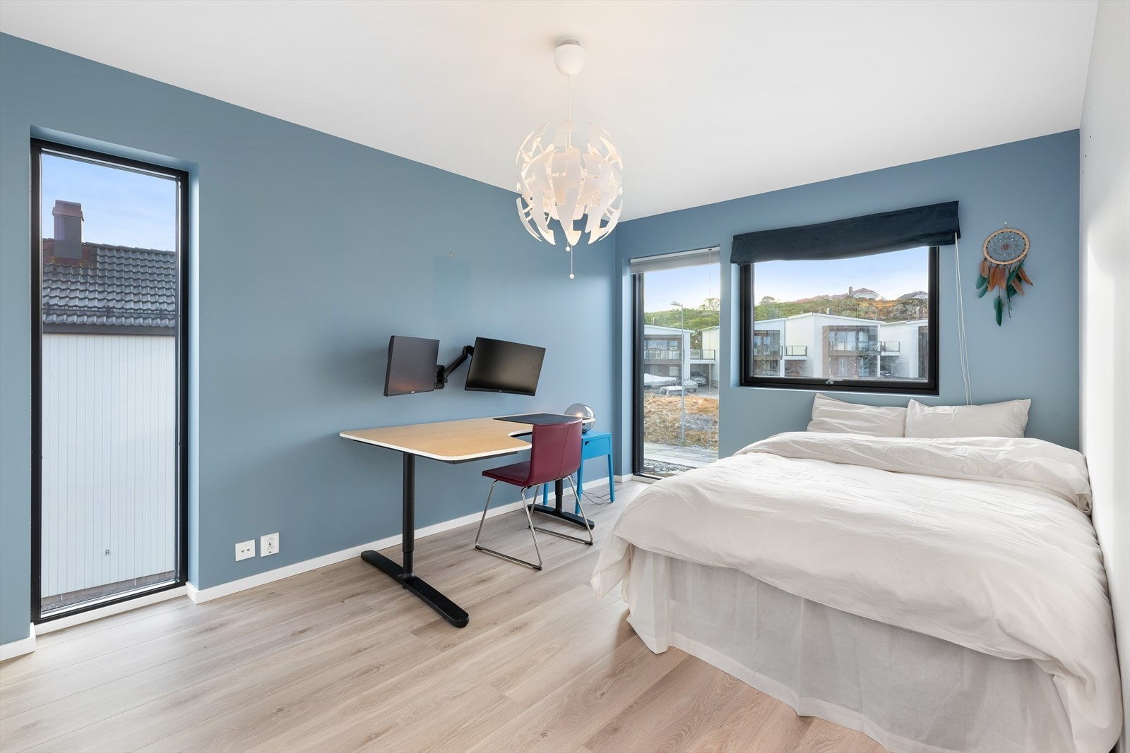 Det andre soverommet i 2.etasje kan enkelt møbleres med dobbeltseng, skrivepult og diverse annen møblering etter ønske Galleribilde