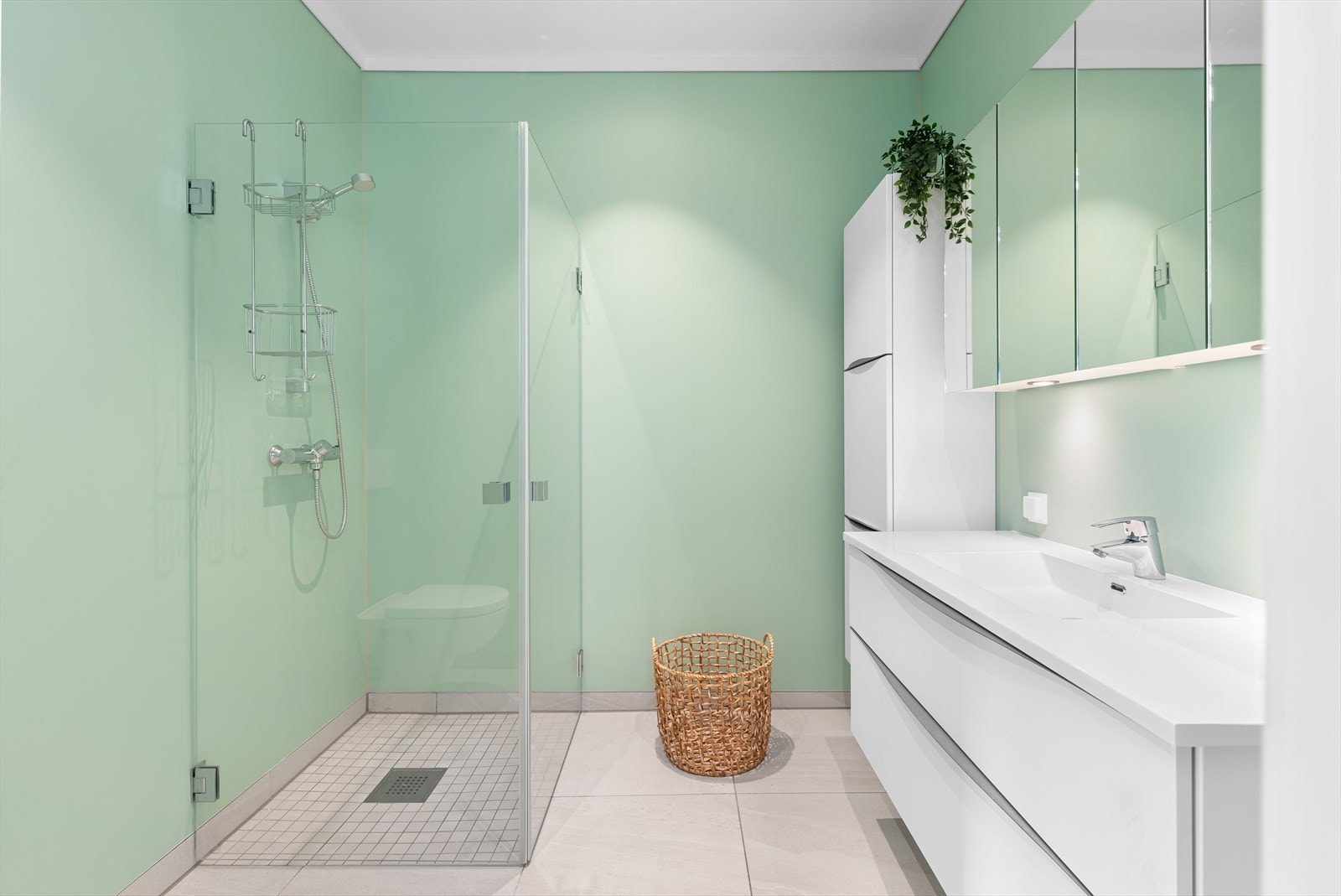 Bad med fliser på gulv og våtromsplater på vegg. Varmekabler i gulv. Galleribilde